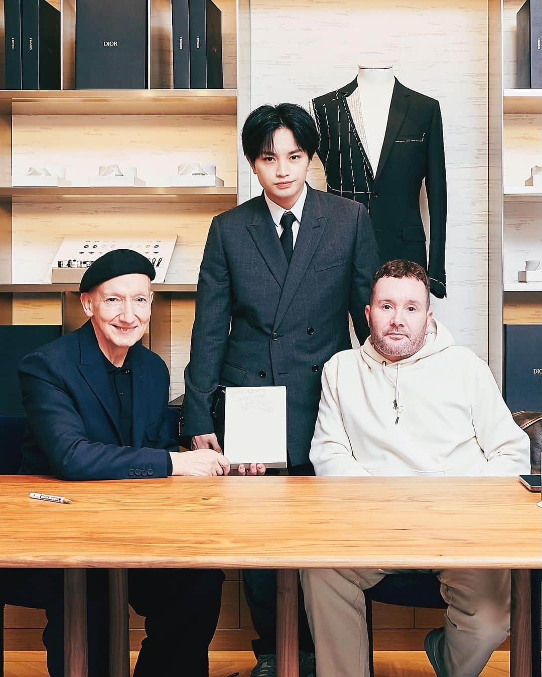 中島健人さんのインスタグラム写真 - (中島健人Instagram)「Christian Dior: I had the privilege of meeting with one of the coolest designers. Thanks @mrkimjones &  @stephenjonesmillinery   とても素敵な時間でした。光栄です。  #DIOR #KimJones #stephenjonesmillinery」4月22日 19時17分 - kento.nakajima_313