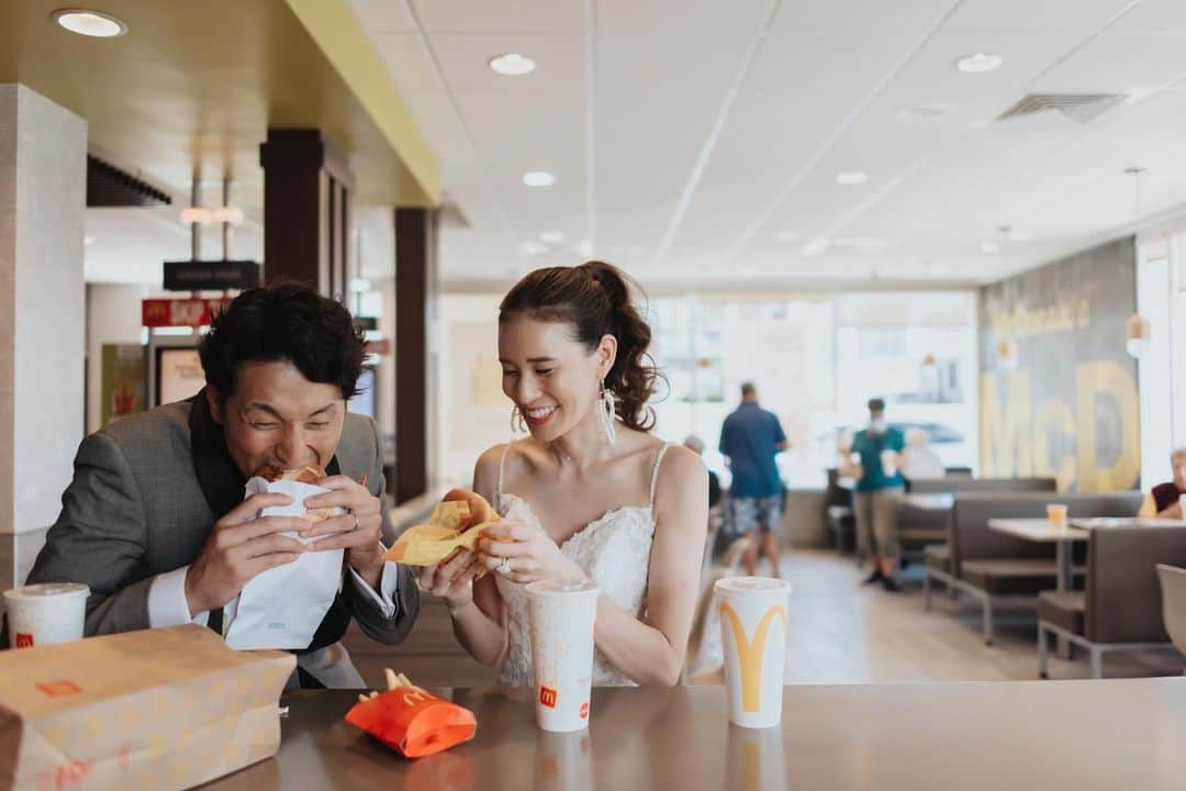 ハワイ挙式のCheersWedding チアーズウェディングのインスタグラム：「. 新婦様がお好きな あの場所に🍔  ************************* 【ハワイ挙式相談会のご案内】 ◎オンライン相談会開催中◎  チアーズウェディングでは、 ご自宅から簡単に参加できる Zoom、LINE、Skypeでの オンライン相談会を実施しております。 . ハワイ挙式をご検討されたばかりの方も、 しっかり準備を進められている方も 是非お気軽にご参加ください☺︎  【ご予約】  HPより、ご希望日時をご予約ください❣️  *********************** 【HP】 https://www.cheerswedding.jp  ☎︎0120-128-828 平日11:00〜19:00／土日祝10:00〜19:00 (水・木曜定休日)  ***********************  ◆ウェディングパーク海外 チアーズウェディングで検索！ https://foreign.weddingpark.net/agentlist/100063/  #cheerswedding  #hawaiiwedding  #チアーズウェディング #ハワイウェディング  #ハワイウェディングプロデュース  #海外ウェディング #リゾートウェディング #ガーデンウェディング  #海外挙式 #ハワイ挙式  #ハワイ婚 #結婚式  #プレ花嫁 #ブライダル #オリジナルウェディング #ウェディングレポート #海外挙式準備  #ハワイ旅行 #ハワイウェディングレポ  #ハワイウェディングフォト  #ハワイフォトウェディング  #ハワイ結婚式  #ハワイ結婚式準備  #ハワイ花嫁  #結婚式写真  #ハワイフォトツアー #ハワイオーダーメイドウェディング」