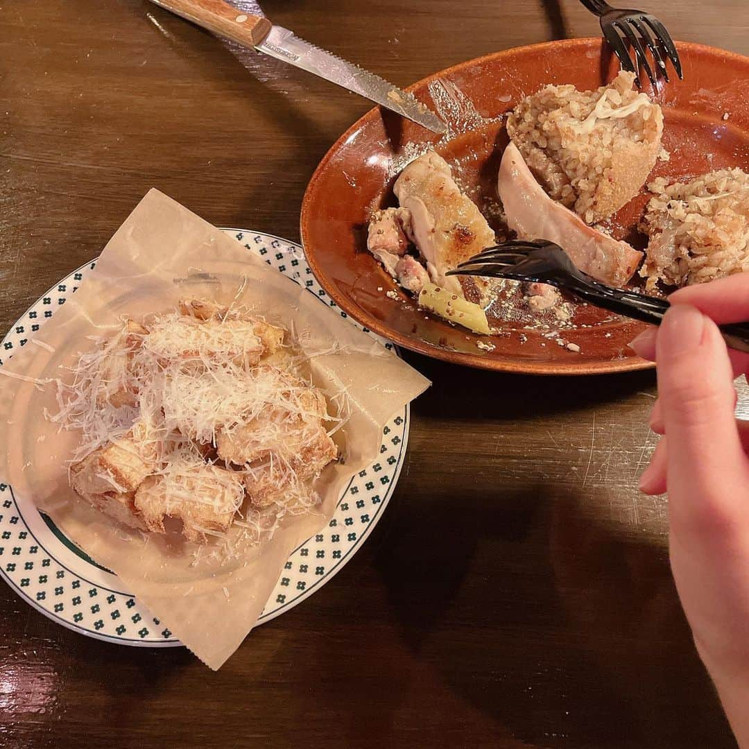 森田紗英さんのインスタグラム写真 - (森田紗英Instagram)「_ 大好きなお店！ ポルテゴ！( @elportego_koenji ) 8周年だよ🫰🏻🥳 おめでとう〜〜〜〜！！！ _ _ _ #ポルテゴ #8周年 #おめでとう #elportego #高円寺 #行きつけ #Tシャツ購入 #かわいい  #イタリアン #夜ご飯 #お祝い #🍷 #今日は飲みます」4月22日 19時20分 - moricoff