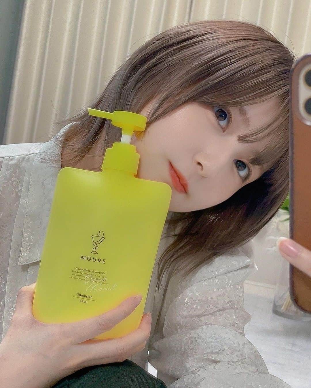 こばしり。さんのインスタグラム写真 - (こばしり。Instagram)「もう5月になるね〜🕊今年も時間すぎるの早い🥹 乾燥が少しずつ落ち着いてきたけどまだ髪の毛はちょっぴり乾燥して静電気気味だからヘアケアちょっと新しい試みしてみてるんだ🫧  4月15日から新発売のMQUREシャンプー&コンディショナー使ってみてて🍋  頭皮の潤いバランスを整えるために、鎮静効果のあるウィローハーブ🌿や保湿効果とバリア機能のある水生まれのペプチドのアクアタイド🚰やセラミド・ケラチンが入ってるから髪と頭皮の潤いケアもしてくれるやつなんだよ💭  頭皮の潤いケアをしっかり出来るから、髪のうねりや乾燥、フケが気になる人は使ってみてほし🤲🏻  お風呂場で使うと爽やかな柑橘系の香りだけど、ドライヤーで乾かすとウッディな香りに変化して凄く落ち着く香りになる🌳🍋  全国のマツモトキヨシ、ココカラファインで売ってるから気になったら見てみて🍋🫶🏻  #MQURE　#美髪ケア　#頭皮ケア　#ヘアケア　#シャンプー」4月22日 19時32分 - lovetomato_24