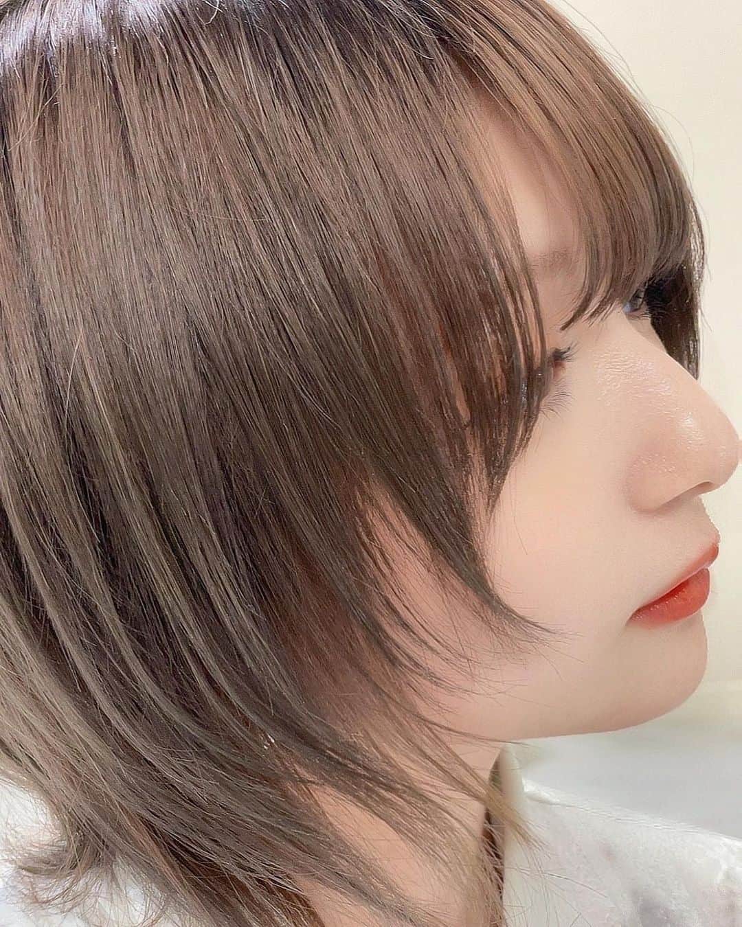 こばしり。さんのインスタグラム写真 - (こばしり。Instagram)「もう5月になるね〜🕊今年も時間すぎるの早い🥹 乾燥が少しずつ落ち着いてきたけどまだ髪の毛はちょっぴり乾燥して静電気気味だからヘアケアちょっと新しい試みしてみてるんだ🫧  4月15日から新発売のMQUREシャンプー&コンディショナー使ってみてて🍋  頭皮の潤いバランスを整えるために、鎮静効果のあるウィローハーブ🌿や保湿効果とバリア機能のある水生まれのペプチドのアクアタイド🚰やセラミド・ケラチンが入ってるから髪と頭皮の潤いケアもしてくれるやつなんだよ💭  頭皮の潤いケアをしっかり出来るから、髪のうねりや乾燥、フケが気になる人は使ってみてほし🤲🏻  お風呂場で使うと爽やかな柑橘系の香りだけど、ドライヤーで乾かすとウッディな香りに変化して凄く落ち着く香りになる🌳🍋  全国のマツモトキヨシ、ココカラファインで売ってるから気になったら見てみて🍋🫶🏻  #MQURE　#美髪ケア　#頭皮ケア　#ヘアケア　#シャンプー」4月22日 19時32分 - lovetomato_24