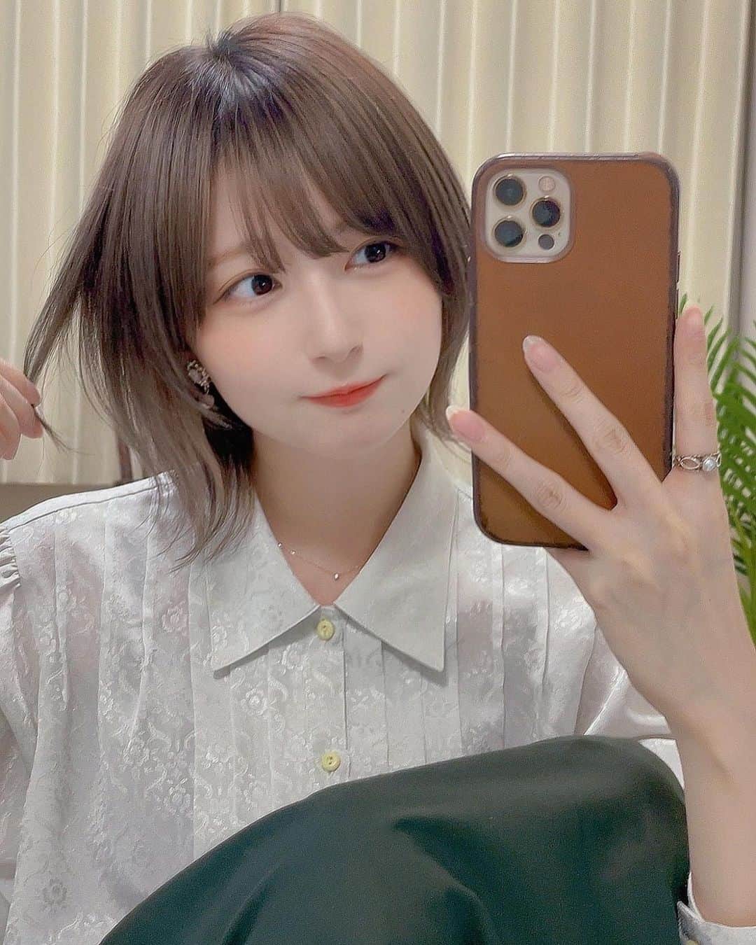 こばしり。さんのインスタグラム写真 - (こばしり。Instagram)「もう5月になるね〜🕊今年も時間すぎるの早い🥹 乾燥が少しずつ落ち着いてきたけどまだ髪の毛はちょっぴり乾燥して静電気気味だからヘアケアちょっと新しい試みしてみてるんだ🫧  4月15日から新発売のMQUREシャンプー&コンディショナー使ってみてて🍋  頭皮の潤いバランスを整えるために、鎮静効果のあるウィローハーブ🌿や保湿効果とバリア機能のある水生まれのペプチドのアクアタイド🚰やセラミド・ケラチンが入ってるから髪と頭皮の潤いケアもしてくれるやつなんだよ💭  頭皮の潤いケアをしっかり出来るから、髪のうねりや乾燥、フケが気になる人は使ってみてほし🤲🏻  お風呂場で使うと爽やかな柑橘系の香りだけど、ドライヤーで乾かすとウッディな香りに変化して凄く落ち着く香りになる🌳🍋  全国のマツモトキヨシ、ココカラファインで売ってるから気になったら見てみて🍋🫶🏻  #MQURE　#美髪ケア　#頭皮ケア　#ヘアケア　#シャンプー」4月22日 19時32分 - lovetomato_24