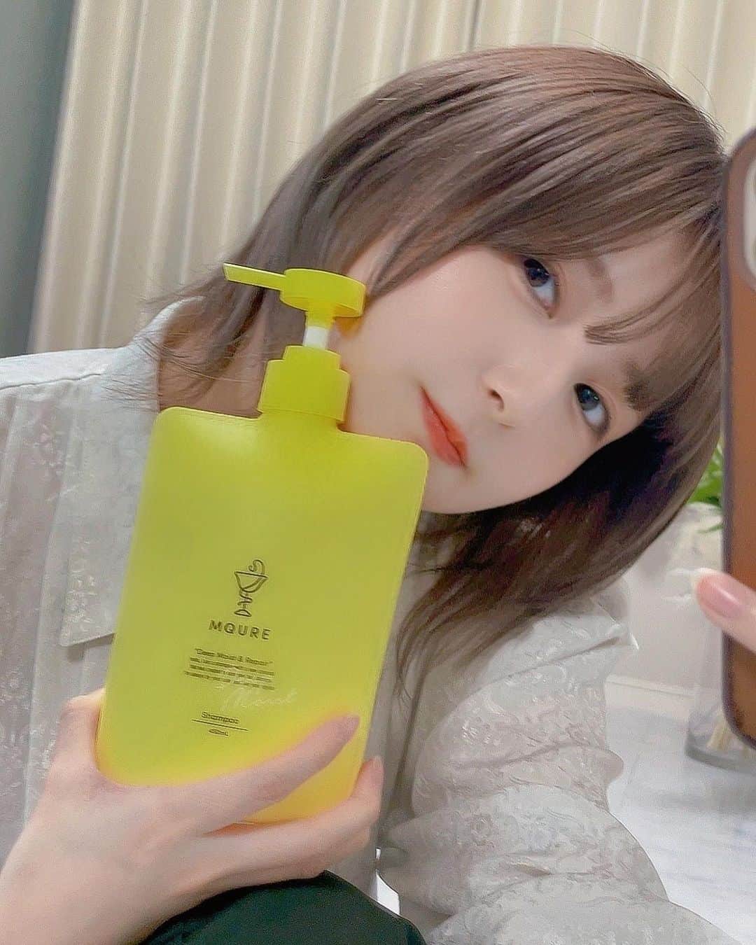 こばしり。さんのインスタグラム写真 - (こばしり。Instagram)「もう5月になるね〜🕊今年も時間すぎるの早い🥹 乾燥が少しずつ落ち着いてきたけどまだ髪の毛はちょっぴり乾燥して静電気気味だからヘアケアちょっと新しい試みしてみてるんだ🫧  4月15日から新発売のMQUREシャンプー&コンディショナー使ってみてて🍋  頭皮の潤いバランスを整えるために、鎮静効果のあるウィローハーブ🌿や保湿効果とバリア機能のある水生まれのペプチドのアクアタイド🚰やセラミド・ケラチンが入ってるから髪と頭皮の潤いケアもしてくれるやつなんだよ💭  頭皮の潤いケアをしっかり出来るから、髪のうねりや乾燥、フケが気になる人は使ってみてほし🤲🏻  お風呂場で使うと爽やかな柑橘系の香りだけど、ドライヤーで乾かすとウッディな香りに変化して凄く落ち着く香りになる🌳🍋  全国のマツモトキヨシ、ココカラファインで売ってるから気になったら見てみて🍋🫶🏻  #MQURE　#美髪ケア　#頭皮ケア　#ヘアケア　#シャンプー」4月22日 19時32分 - lovetomato_24