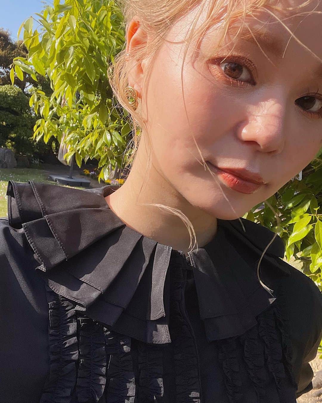 sakincho1028のインスタグラム：「この襟がお気に入り。🐥 好きな服を着て好きなメイクをするとテンション一番あがる。  とっても素敵な一日だった🌼 お願いしてよかったって、うれしい！👰」