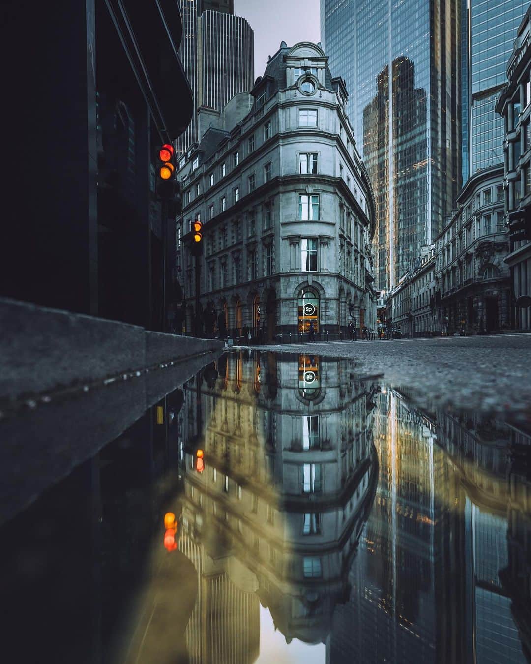 Thomas Kakarekoのインスタグラム：「One more from that epic sunrise mission in London 📸 Can’t wait to tell you where I’m headed to next. Never been there before and couldn’t be more excited.  #london」