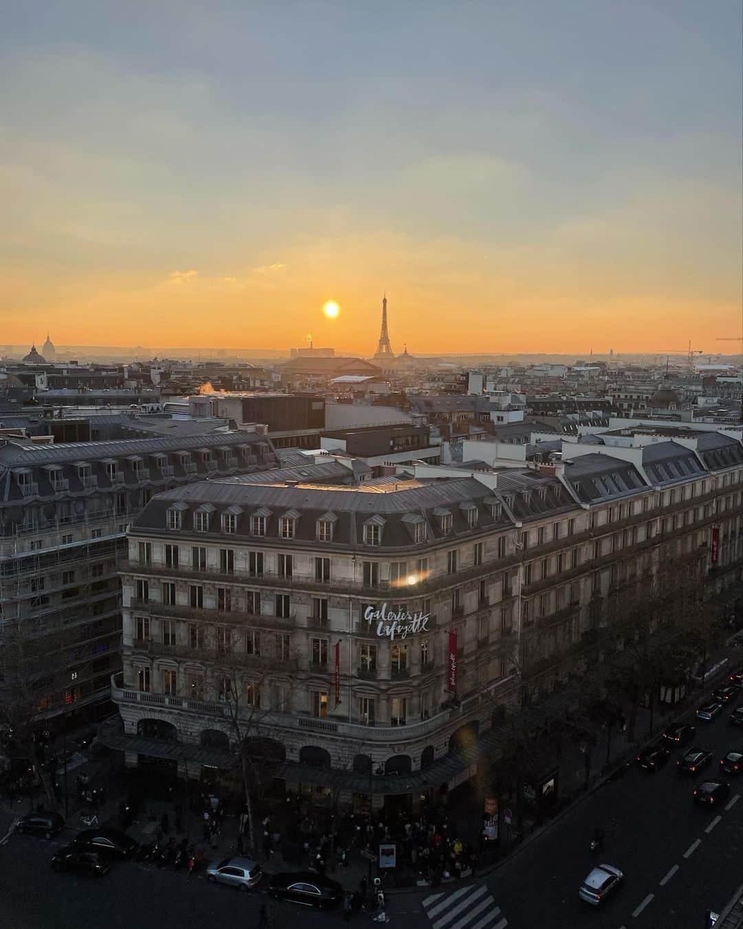 Junyoungさんのインスタグラム写真 - (JunyoungInstagram)「. SUNSET EIFFEL ✨」4月22日 19時27分 - yanggeng88