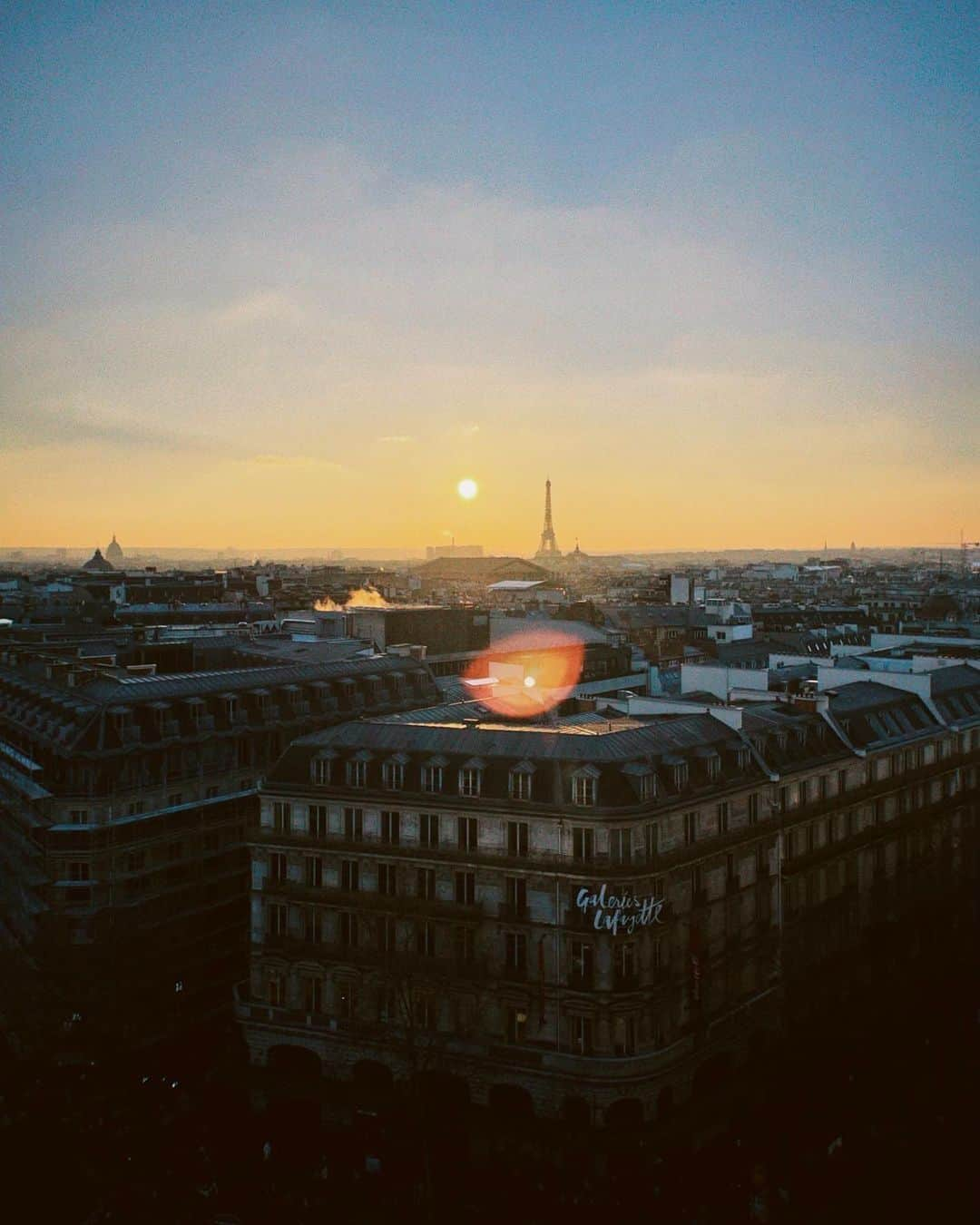 Junyoungさんのインスタグラム写真 - (JunyoungInstagram)「. SUNSET EIFFEL ✨」4月22日 19時27分 - yanggeng88