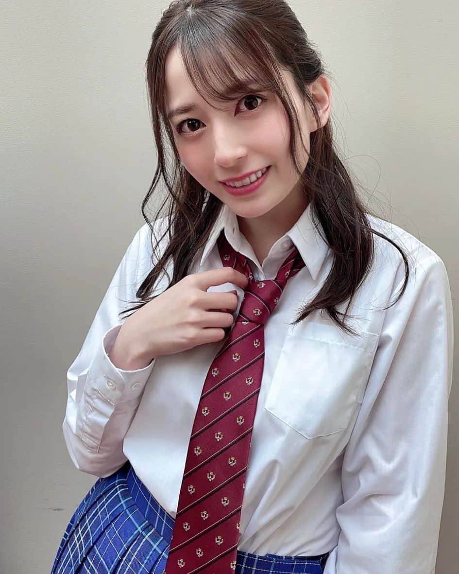 佐々木優佳里のインスタグラム：「🏫  制服！ どうかな？  #制服 #AKB48 #舞台 #ガチプリ学園 #ハーフアップ」
