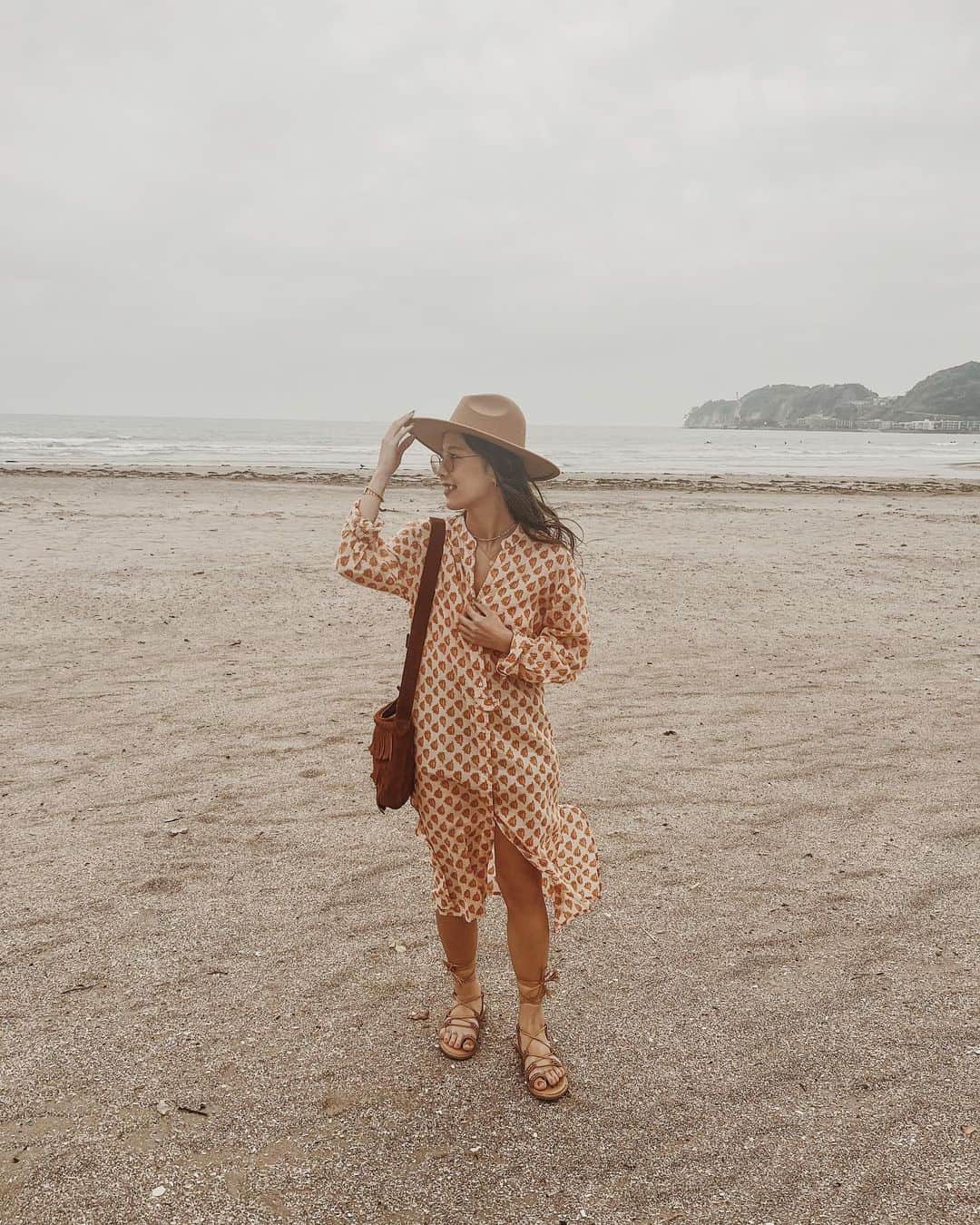 KONDOUMIYUのインスタグラム：「⁡ ⁡ ⁡ サンダル始めました 🙌🏾 ⁡ ZARAの冬のセールで買った ワンピースが主役 🏜️🧡 ⁡ 柄と色合いが近藤さんぽいでしょ 👩🏽‍🦱 ⁡ ⁡ ⁡」