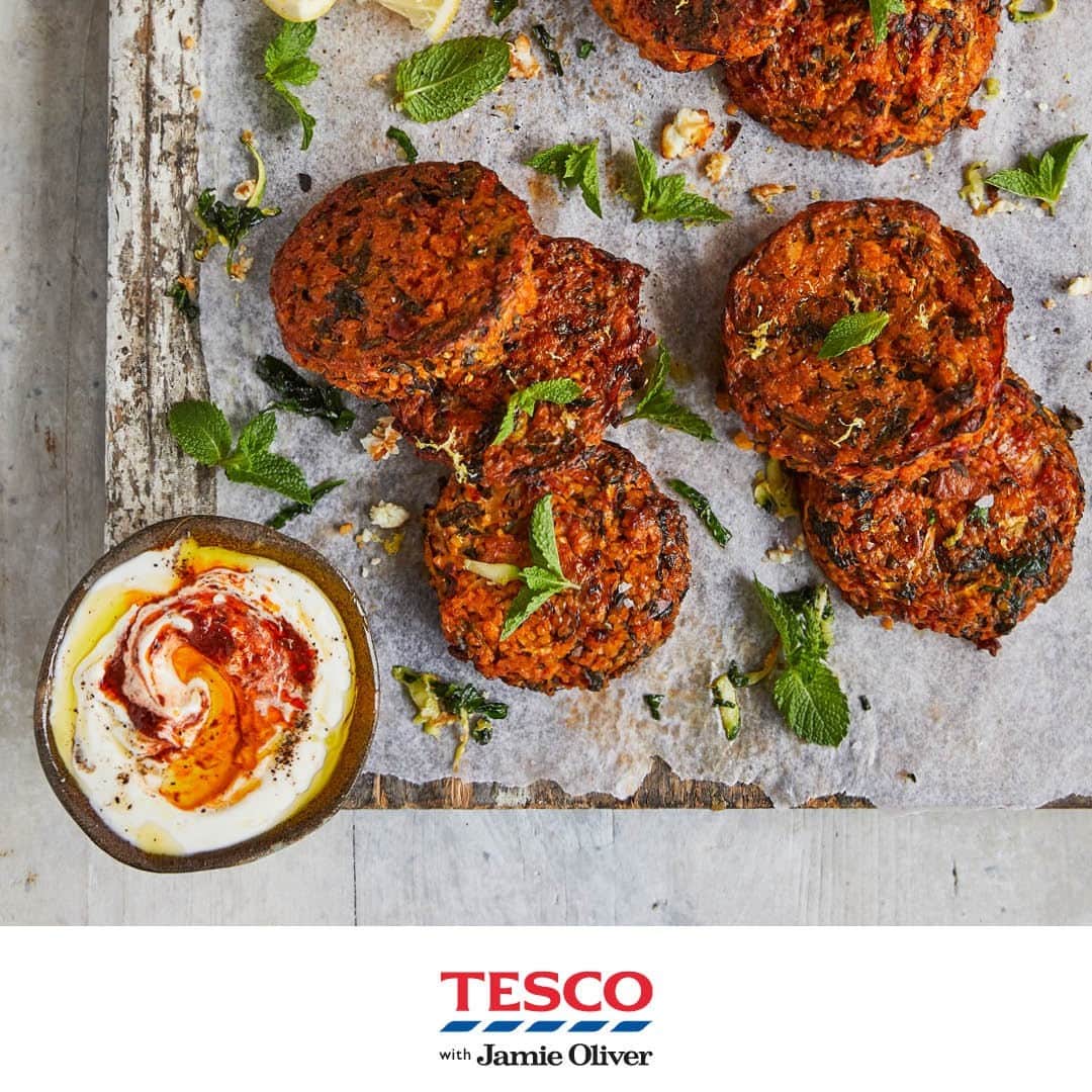 Tesco Food Officialさんのインスタグラム写真 - (Tesco Food OfficialInstagram)「Looking for something a little different for lunch? Then @JamieOliver's Feta, courgette and spinach cakes will hit the spot. These veggie cakes are so tasty dipped in harissa-spiked yogurt, or pop them in a bun for a deliciously zingy burger. Tap the link in the bio for the recipe. #TescoandJamie #EatMoreVeg」4月22日 19時30分 - tescofood