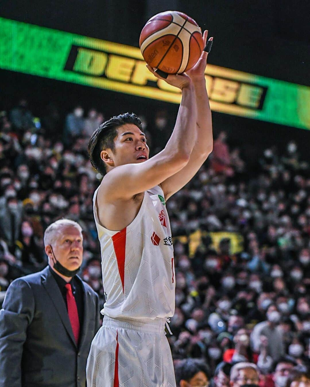 千葉ジェッツさんのインスタグラム写真 - (千葉ジェッツInstagram)「試合風景|ω･)📸  B.LEAGUE2022-23 vs.群馬  千葉J 80-78 群馬  #逆転勝利 #タフゲーム #8連勝 #明日も頑張ろう✊ #オプアリ #chibajets #Bリーグ #千葉ジェッツ #バスケ #basketball #bleague #portrait  #photograph #ジェッツ写真部 #レンズ越しの世界 #応炎🔥 #ありがとうございました✨」4月22日 19時40分 - chibajets_official