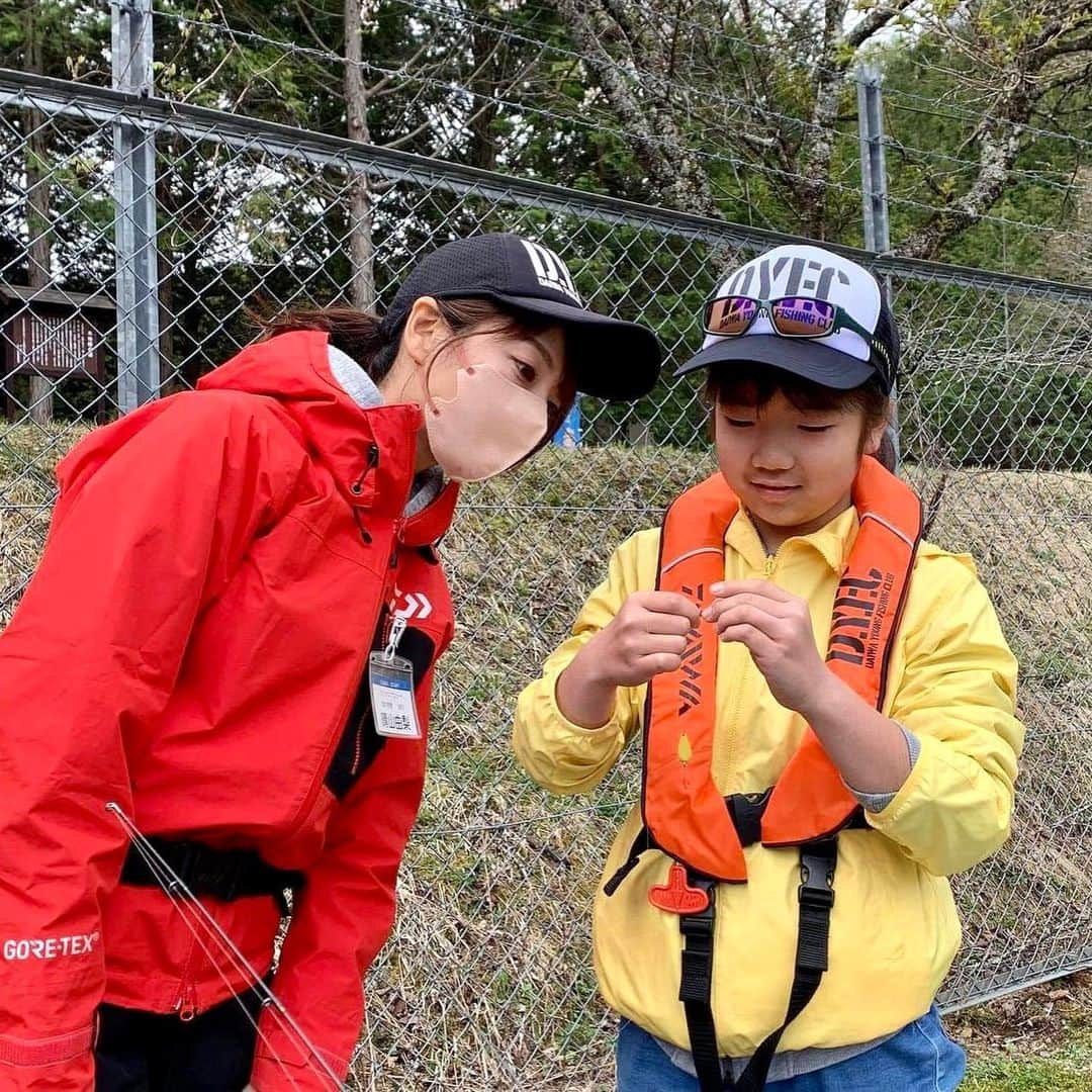 晴山由梨さんのインスタグラム写真 - (晴山由梨Instagram)「DYFCトラウトスクールin長野県平谷 今回もMC&コーチで参加してきました！  今回の担当は小学校3,4年生の女の子チーム👧 朝は活性高くアタリが連発したおかげで、 魚がアタる感覚やアワセ方をバッチリ習得😍  アタリが落ち着いてからは、 ルアーローテーションしながら楽しめました♪  少し肌寒い気温でしたが、青空のもと開催できてよかったです🌸 参加者の皆さま、スタッフの皆さまお疲れさまでした😊  #dyfc #釣りスクール #釣り教室  #平谷湖フィッシングスポット #晴山由梨 #daiwa晴山由梨」4月22日 19時41分 - hareyama_yuri