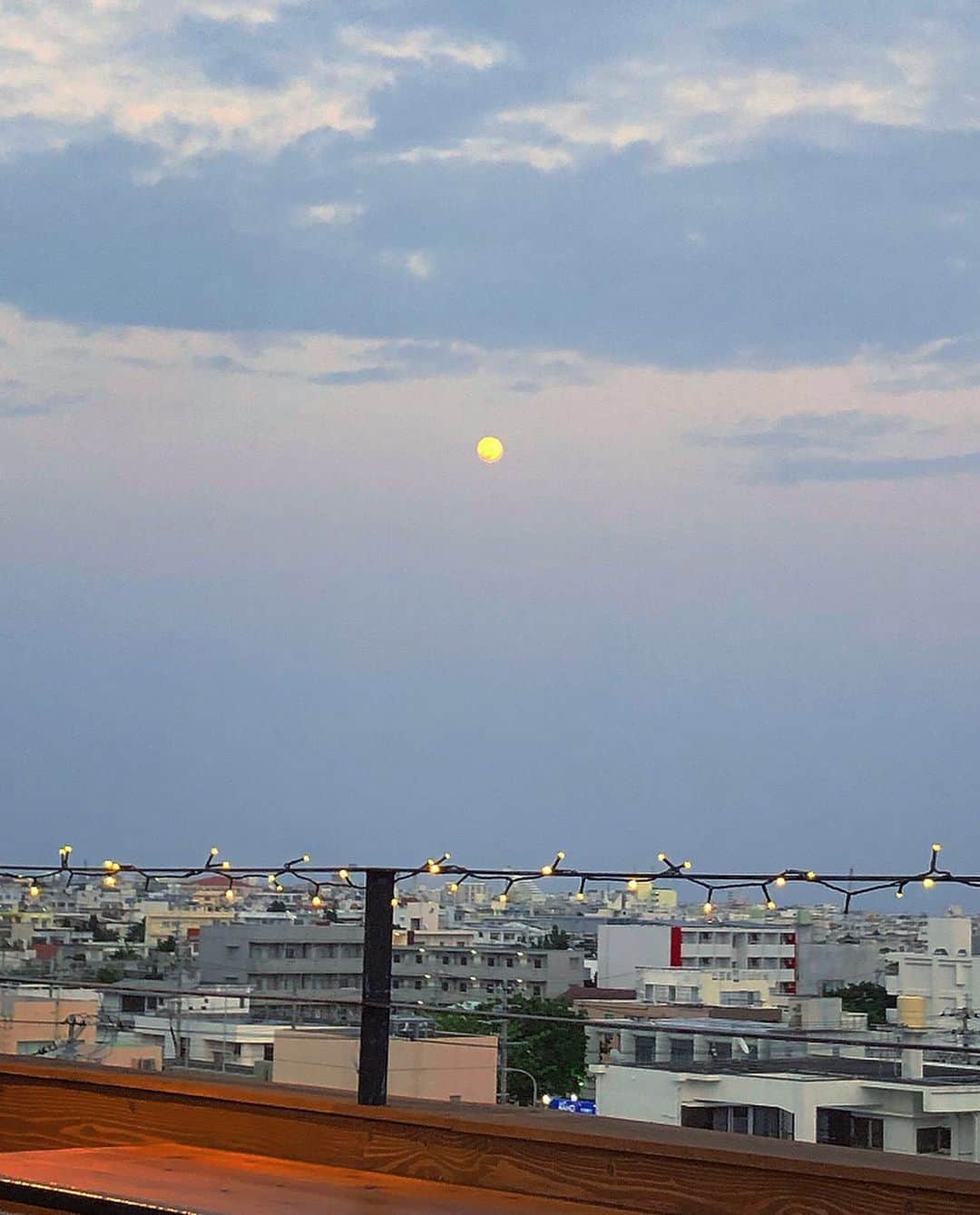 榊山敬代のインスタグラム：「🌝… ・　　 つづき  夕食は２月に石垣島を訪れた際に 予約困難なお店など予約してくだ さいました石垣島の方と乾杯の巻  場所は街中の隠れ 家的な入口９階へ  雨模様でしたら閉店 とのことでこの日は なんとか晴れまして 有り難きタイミング  もしも雨でしたら他の お店も考えてくださっ ていたとのことで優し い心遣いに感謝のとき  …🙏  そして  この度もオススメスポットを お願いしてみましたら石垣島 なのに都会的な雰囲気は最高 でテンションたかまりました  さて  お店に到着するころには 丁度夕陽が輝いてまして ロマンチックなはじまり  １枚目の画像は 満月控えてまし たお月様の景色  🌝…  バーベキュースタイルが 特徴とのことで前菜の後 はグリルでアヒージョや いろいろなステーキから ピザなどをアツアツ堪能  それにしましても  石垣島の方はおおらかで ご一緒させていただくと コチラも和やかになる程 不思議な癒しがあります  また前回竹富島で水牛さんに 揺られながら聴いた三線の時 涙が止まらなかったお話し等  東京では気付けない石垣島の 魅力を振り返ると共に偶然で すが最近関心があります無農 薬野菜や食に関する話題に華 が咲きまして今年から農業を 再会する背景を伺いまして食 が人をつくるなど熱い未来を 共有させていただくとともに  石垣島にしか生息しない 植物の山の話は興味深く 石垣島は未知のエリア也  陽が暮れるまでの心地よい気候 と共にお月様時間へと進むの巻  つづく  #石垣島グルメ #夕食 #dinner #アイランドスカイ石垣島 #trip #travel#旅 #旅行 #海 #Sea #お肉 #お肉大好き  #ピザ #pizza #夜景 #食育  #日本画家 の #外出こんなもん #最近ついてる #毎日がスペシャル #人生一度きり #人生楽しもう #人生思い出づくり #人生は素晴らしい #石垣島 #ishigakijima #石垣島好き」