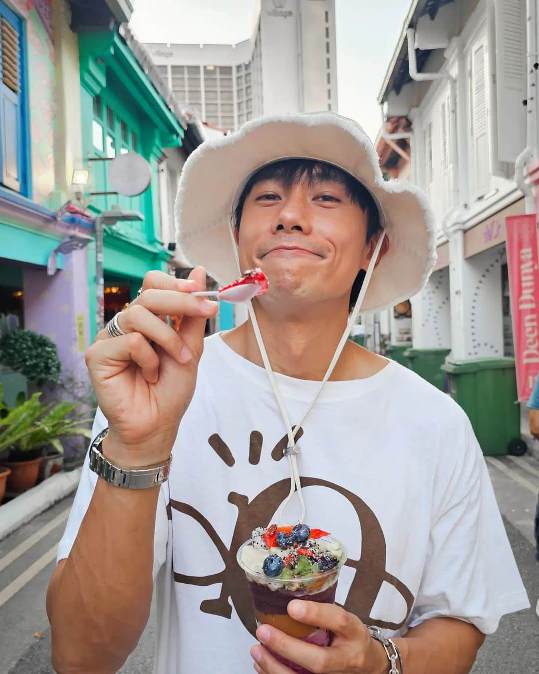 デスモンド・タンのインスタグラム：「Sup! Happy holidays! Playing tourist at home. It is a strangely soothing experience. A little childlike, a little romantic. Have a berry good day~ 🫐😉   #最近不知为什么老爱punny ＃心情好吧」