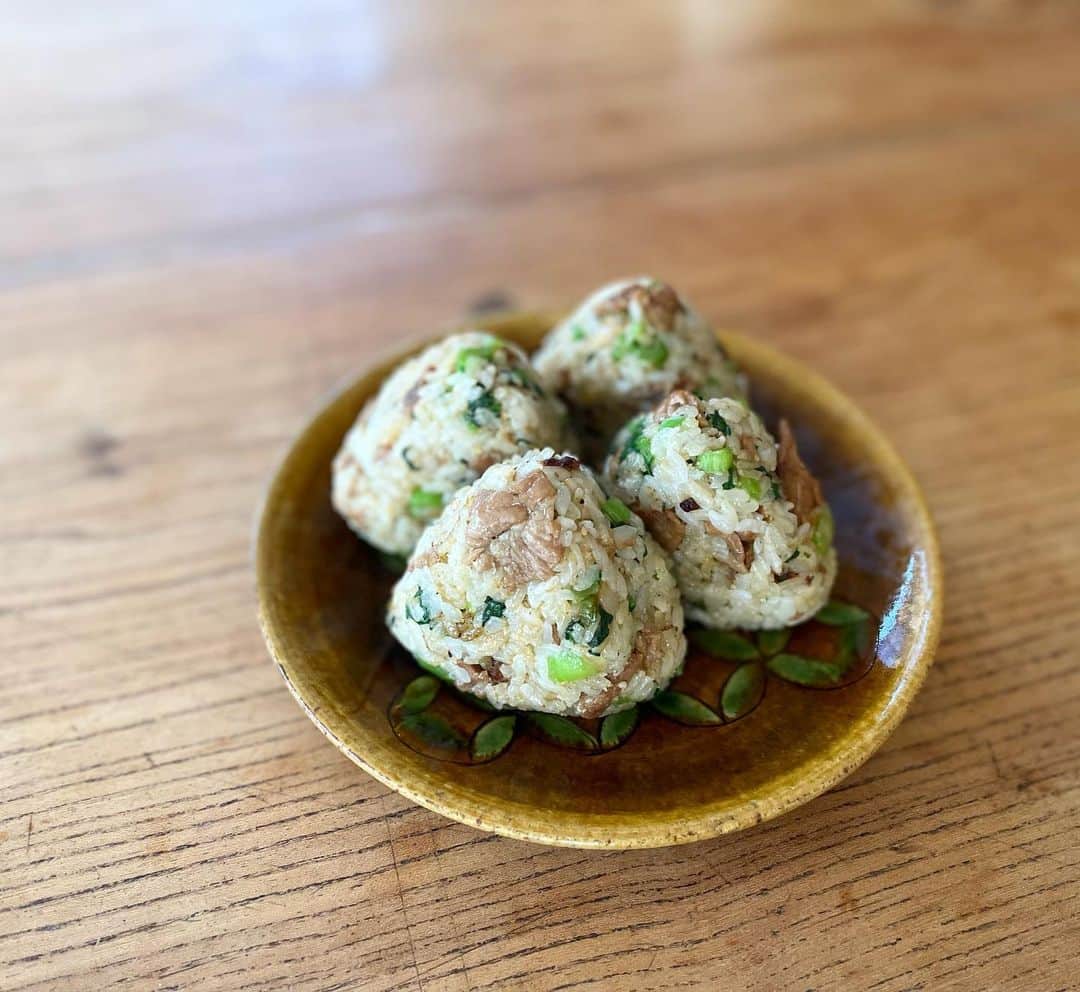 黄川田としえのインスタグラム：「\\豚肉と小松菜の混ぜご飯おにぎり//  補食にもリカバリーにも、 おにぎりってやっぱり最高。  フライパンに油はひかず、 豚肉、酒、みりん、醤油を入れて火にかけながら火を通し、 刻んだ小松菜入れて水分飛ばしながら炒めます。 おにぎりにするから、油ぽいと崩れるので極力油を抑えます。  豚肉は大きいとご飯に混ぜ込みにくいので火が通ってからキッチンバサミでチョキチョキ。  そこに温かいご飯、すりごまを加えて塩で味を整えます。  これをおにぎりにして持たせました。 🍙🍙🍙  今週もリーちゃんの応援で朝早かったので、 会場付近でとりあえずコーヒーを求めて落ち着こうと、ウロウロしてコンビニを発見。 珍しくカフェオレを頼んだんだけど、 Mサイズ頼んだのにカップにLって書いてあるから  👩「え、え、すみません、これはMですか？Lですか？」 と店員さんに聞いたら、店員さんはちょっとびっくりしたような顔で 👦「Mです」と。 👩「え、でも、Lって、、、」 と言ったところで横にいたオットが 👨「それはローソンのL！」と言って逃げるように去っていきました😂（写真3） きっと恥ずかしかっただろうね😂  #tottogohan  #totto__life  #おにぎり#tottoおにぎり #リカバリーフード#補食おにぎり  #ジュニアアスリートフード」