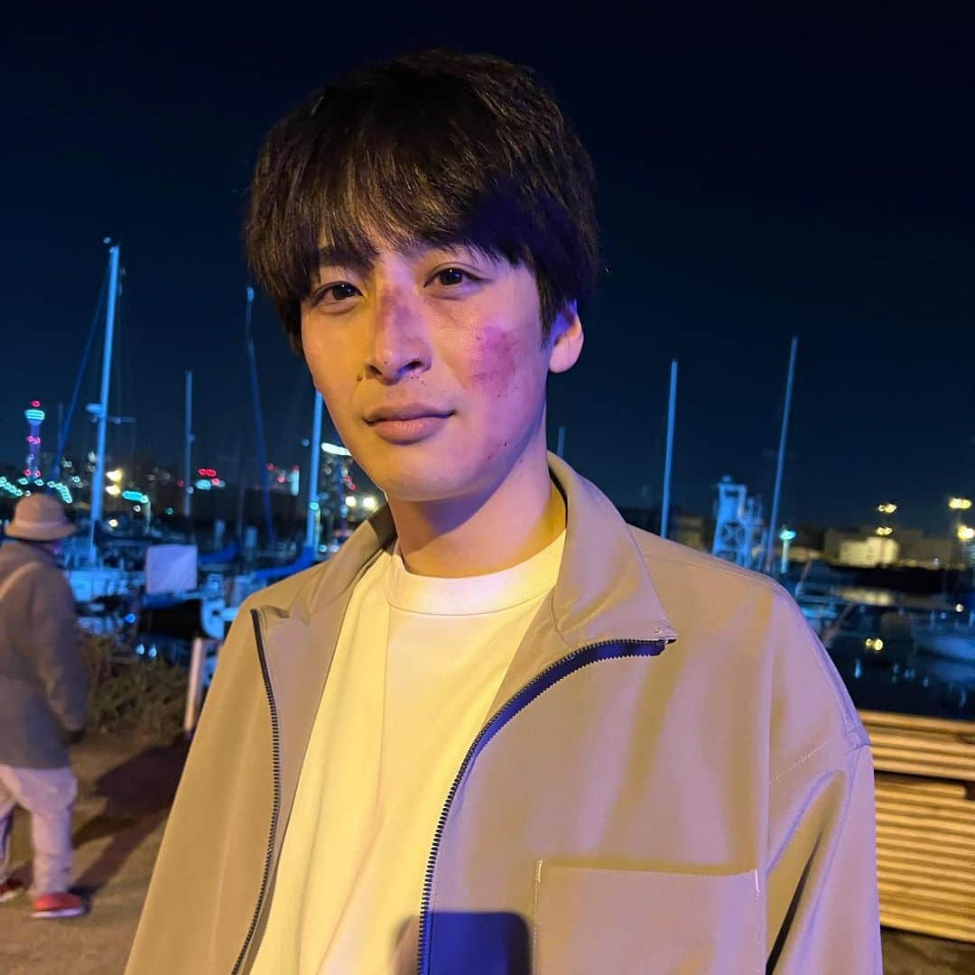 山下航平さんのインスタグラム写真 - (山下航平Instagram)「『ケイジとケンジ、時々ハンジ。』  第2話の オフショットです！  初めての傷メイクでした。 ドラマの中でも、傷の経過もあって少しメイクが違ったりします。 よくみたらわかるかも…？👀  TVerでも配信してるので、まだみてない方は是非見てください！  @keiji.kenji.hanji  #テレビ朝日 #ケイジとケンジ時々ハンジ」4月22日 19時39分 - kouhei_yamashita_official