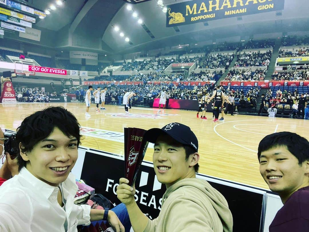 山内晶大さんのインスタグラム写真 - (山内晶大Instagram)「. . . 大阪EVESSAの応援行ってきましたー🏀 最前線の席で観たら 迫力がすごかったー😳 そして見事ホーム通算100勝目に 立ち会うことができました！ . . パンサーズ記念撮影コーナーでも 写真撮ってきたよー🤣 . . これからも応援してます🔥 . . . #大阪エヴェッサ  #osakaevessa  #panasonicpanthers」4月22日 19時49分 - akihiroooo1130