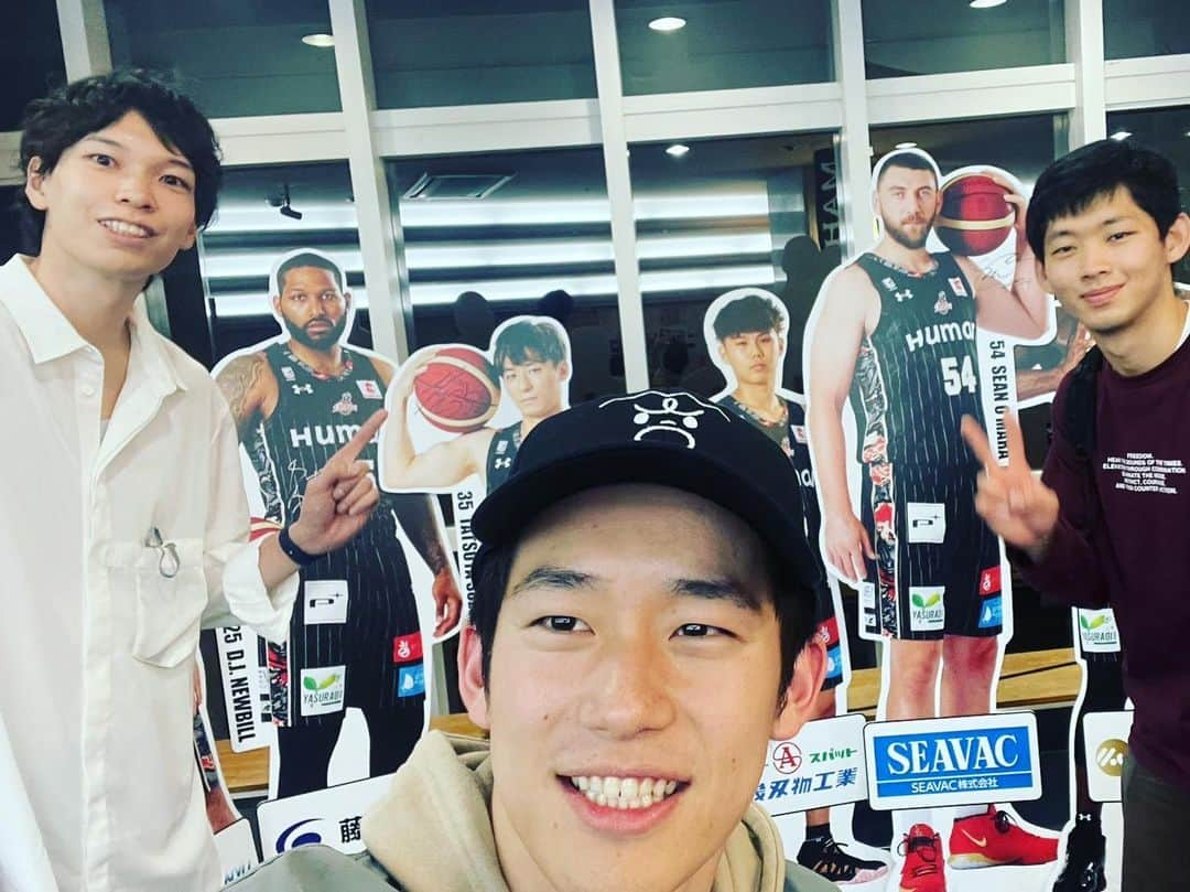 山内晶大さんのインスタグラム写真 - (山内晶大Instagram)「. . . 大阪EVESSAの応援行ってきましたー🏀 最前線の席で観たら 迫力がすごかったー😳 そして見事ホーム通算100勝目に 立ち会うことができました！ . . パンサーズ記念撮影コーナーでも 写真撮ってきたよー🤣 . . これからも応援してます🔥 . . . #大阪エヴェッサ  #osakaevessa  #panasonicpanthers」4月22日 19時49分 - akihiroooo1130