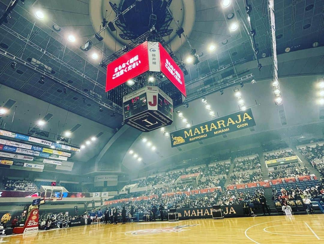 山内晶大さんのインスタグラム写真 - (山内晶大Instagram)「. . . 大阪EVESSAの応援行ってきましたー🏀 最前線の席で観たら 迫力がすごかったー😳 そして見事ホーム通算100勝目に 立ち会うことができました！ . . パンサーズ記念撮影コーナーでも 写真撮ってきたよー🤣 . . これからも応援してます🔥 . . . #大阪エヴェッサ  #osakaevessa  #panasonicpanthers」4月22日 19時49分 - akihiroooo1130