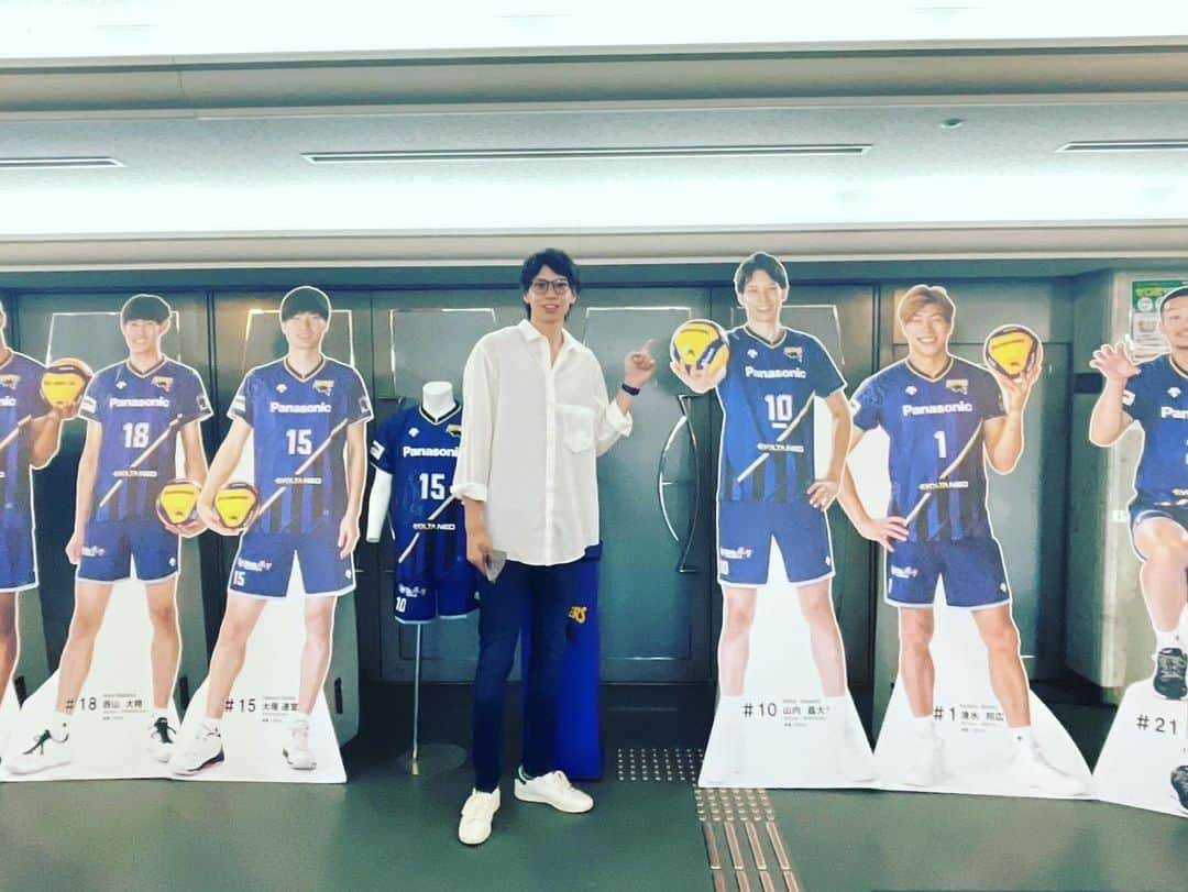 山内晶大さんのインスタグラム写真 - (山内晶大Instagram)「. . . 大阪EVESSAの応援行ってきましたー🏀 最前線の席で観たら 迫力がすごかったー😳 そして見事ホーム通算100勝目に 立ち会うことができました！ . . パンサーズ記念撮影コーナーでも 写真撮ってきたよー🤣 . . これからも応援してます🔥 . . . #大阪エヴェッサ  #osakaevessa  #panasonicpanthers」4月22日 19時49分 - akihiroooo1130