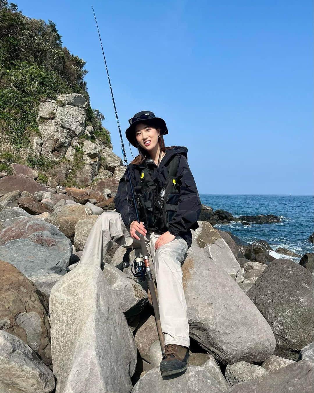 岡田万里奈のインスタグラム：「. . . . 長崎の無人島 おおびき島にいってきました〜😎 . 今回から初おろしの @helly_hansen_jp フローティングベスト。 シンプルなデザインでかっこいい〜 . ちなみに今回も凪だったけど、ヒラスズキ狙いです！ この様子はまたYouTubeで動画にしますね！ . さて、東京に帰ります〜✈︎ 今回の旅も楽しかった！ . . . #長崎 #おおびき島 #無人島 #無人島生活  #釣り #釣りファッション #釣りアパレル #釣り服 #釣りコーデ #フィッシングベスト  #釣り女子 #釣りスタグラム #hellyhansen #hellyhansensecond  #fishingapparel #fishingapp  #fishingtrip #fishingrally  #ladyangler」