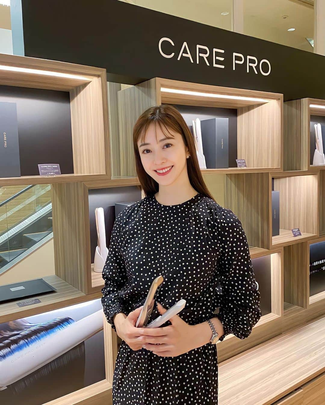 白田久子のインスタグラム：「🛍🛒´- 伊勢丹でpop up中の @carepro_official  超音波アイロン、これ通ってる美容院でもトリートメント時に使ってて2枚目の写真、加工無しでこんなしっとり艶々の髪になります✨ホームケア用が出たので私もしっかり家でケアしたいと思います🤍 ・ 久しぶりの伊勢丹でお買い物🛍ポップアップが素敵なブランドだらけで4件はしご🤣幸せ🤍 #ケアプロトリートメント  #超音波アイロン  #高知子育て #年子ママ」