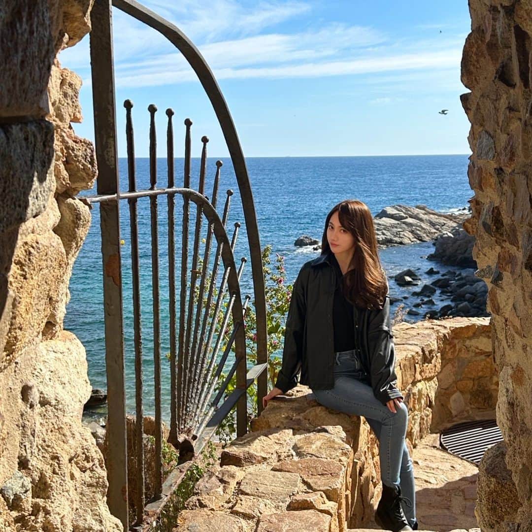 羅晴さんのインスタグラム写真 - (羅晴Instagram)「🇪🇸西班牙的海邊小鎮Tossa   藍色海洋的傳說拍攝地 波光粼粼的海面太美了 再來份道地的西班牙燉飯跟伊比利火腿  療癒」4月22日 19時42分 - ilbettylo