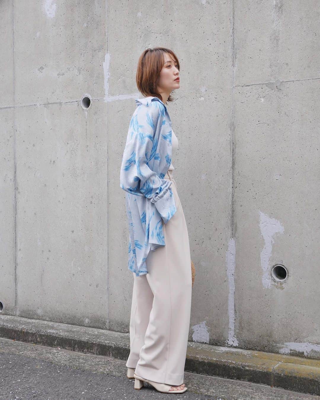 Miki Kanekoさんのインスタグラム写真 - (Miki KanekoInstagram)「ツヤ感があってテロンとしたオーバーサイズのシャツ👔♡  前結ぶアレンジも今度やりたいなー☺️  👔…#yae #yae_styling#yae_tokyo_#ヤエ 👖…#todayful 👡…#orientaltraffic 🧺…#madeinmada 🎽…#freaksstore necklace…#aletta  .」4月22日 19時43分 - mikiaoba