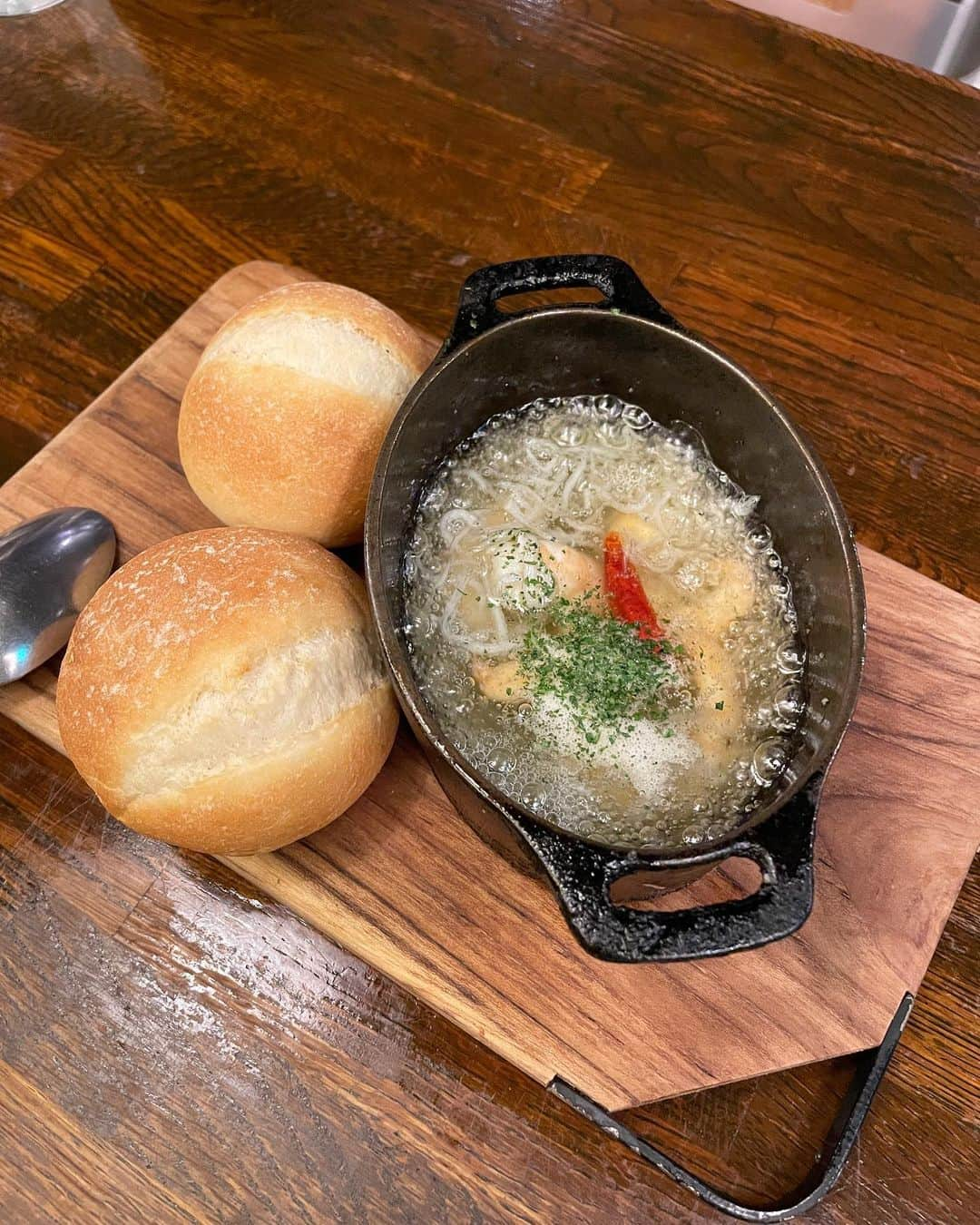 asakoshimojimaのインスタグラム：「- いつものごはんシリーズ🍚  1-3 PASTAVOLA わたしといえばアラビアータ 無類のトマト好き🍅 夜風に当たりながらビールとパスタ、美味しかったなぁ…♡  4-5 暴飲暴食 @bo_in_boshoku_hiroo  予約取るの難しそうですが、お、す、す、め‼️ また行きたい🤤  #pastavola田町 #焼肉暴飲暴食 #お料理もしてます」