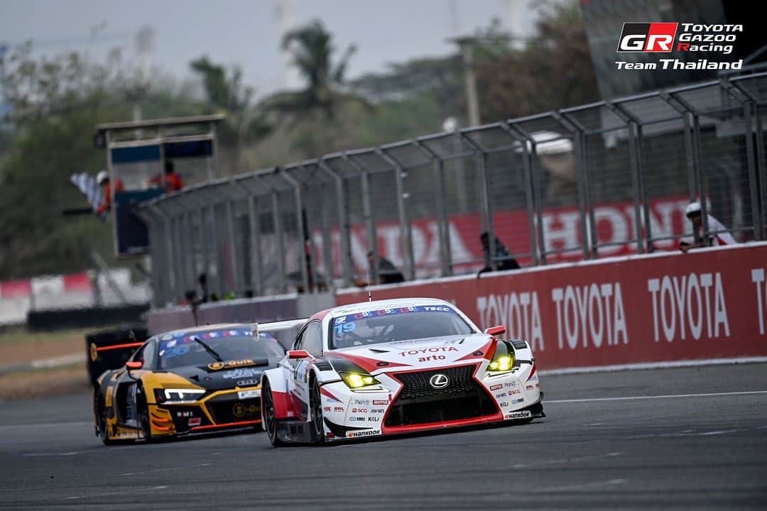 Toyota team thailandさんのインスタグラム写真 - (Toyota team thailandInstagram)「RACE DAY - TEAMWORK MATTERS 🚗ต้น&แมน เต็มที่สุดๆ กับ 1 ชั่วโมงเต็มจบ Race 1 อันดับ 4 กับ Lexus RC-F GT3 หมายเลข 19  Thailand Super Series สนามเปิดฤดูกาลแข่งขันรถยนต์ทางเรียบ  สนามที่ 1 วันที่ 21-23 เมษายน นี้ สนามช้าง อินเตอร์เนชั่นแนล เซอร์กิต จ.บุรีรัมย์ 🚗Super Car GTM #24 MadCow ใช้รถ Lexus RC-F GTM 🚗Super Car GT4 #19 arto ใช้รถ Toyota Supra GT4 🚗Super Car GTC #69 กล้า ใช้รถ Toyota Supra 🚗พร้อมรถแข่งคันใหม่ กับนักแข่งคนใหม่ ณ ดล วัฒนธรรม แชมป์ประจำปี TOYOTA Gazoo Racing Motorsport 2022 ที่ได้สิทธิเข้าร่วมทีม จะใช้รถ Toyota Yaris E-Fuel Carbon Neutral ลงแข่งในรุ่นSuper Compact #19 พรุ่งนี้ Race 2 มันส์กันต่อทั้งวัน ชมการแข่งขันผ่านทาง Facebook & YouTube: @Thailand Super Series」4月22日 19時45分 - toyotagazooracingteamthailand