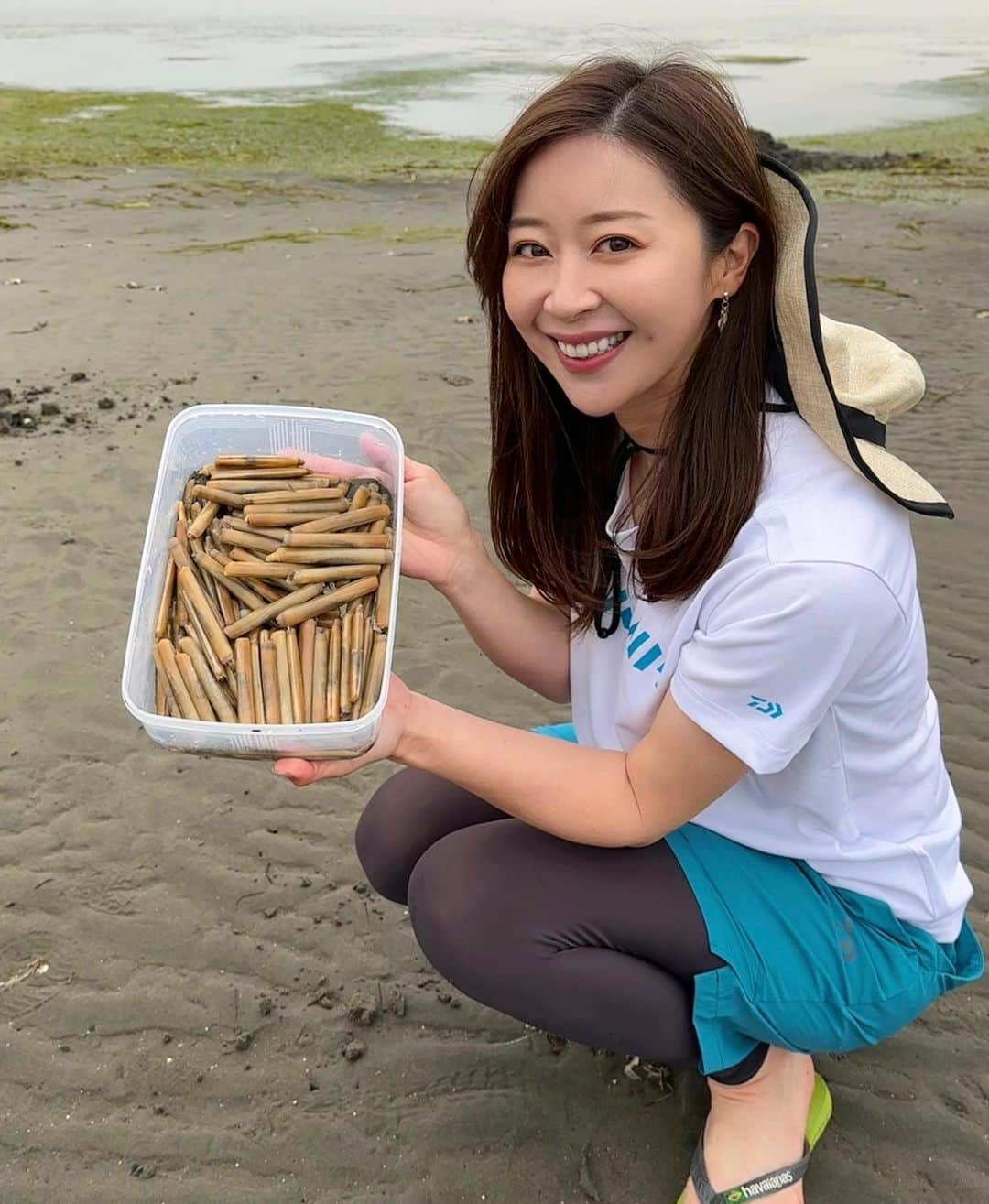 富士村彩花さんのインスタグラム写真 - (富士村彩花Instagram)「・ ⁡ 今日は釣り仲間と潮干狩りに行ってきました✨ 今シーズン初のマテ貝〜😆 ⁡ ちょっと肌寒い1日になってしまったけど（笑） ⁡ 肝心のマテ貝は良いサイズがボコボコ❣️ あっという間に晩ごはんのおかずGETです🥰 ⁡ マテ貝は定番のガーリックバター炒めにしてみましたよ🎵 ⁡ －－－－－－－－－ ⁡ DAIWAの春夏ウェアが今年もメチャ可愛い❣️  ⁡ 特に麦わらライクのハットは雰囲気バツグン✨ 夏の釣りにピッタリですよ〜😆💕 ⁡ ⁡ ◆DC-8123（ストローライクハット）ビーチ ◆DE-8623（クリーンオーシャンロゴTシャツ） ◆DP-8823（ボートショーツ）シーグリーン ⁡ ⁡ 売り切れる前にGETしてね🎵 ⁡ ⁡ ⁡ #DAIWA #釣りガール  #釣り女子  #釣りモデル  #釣り女  #アングラー  #道産子アングラー  #釣り好き  #船釣り  #海釣り  #オフショア #釣果 #釣り好きと繋がりたい #fishinggirl #富士村彩花 #潮干狩り #マテ貝 #マテ貝掘り #海遊び #23SS #DAIWAAPPAREL」4月22日 19時45分 - ayaka.prestige