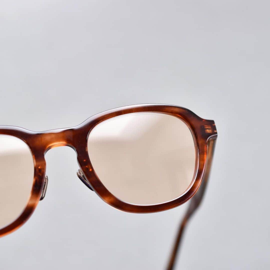 blincvaseさんのインスタグラム写真 - (blincvaseInstagram)「． kearny新作が入荷しております。  ハイブリッジなデザインが特徴的で サイズ感も大きめに見えますが 実際かけてみると程よいサイズ感で 男女問わずかけられます。  ちょっとナードな雰囲気もあり そこがまた癖になります。  飴細工のように透き通った、優しい柄がとても綺麗です。 太陽の光に当たると透明度を増してさらに魅力的にうつります。  brand: kearny model: Dave color: brown sasa price: ¥42,900(w/tax)  #kearny #kearny_eyewear」4月22日 19時45分 - blincvase