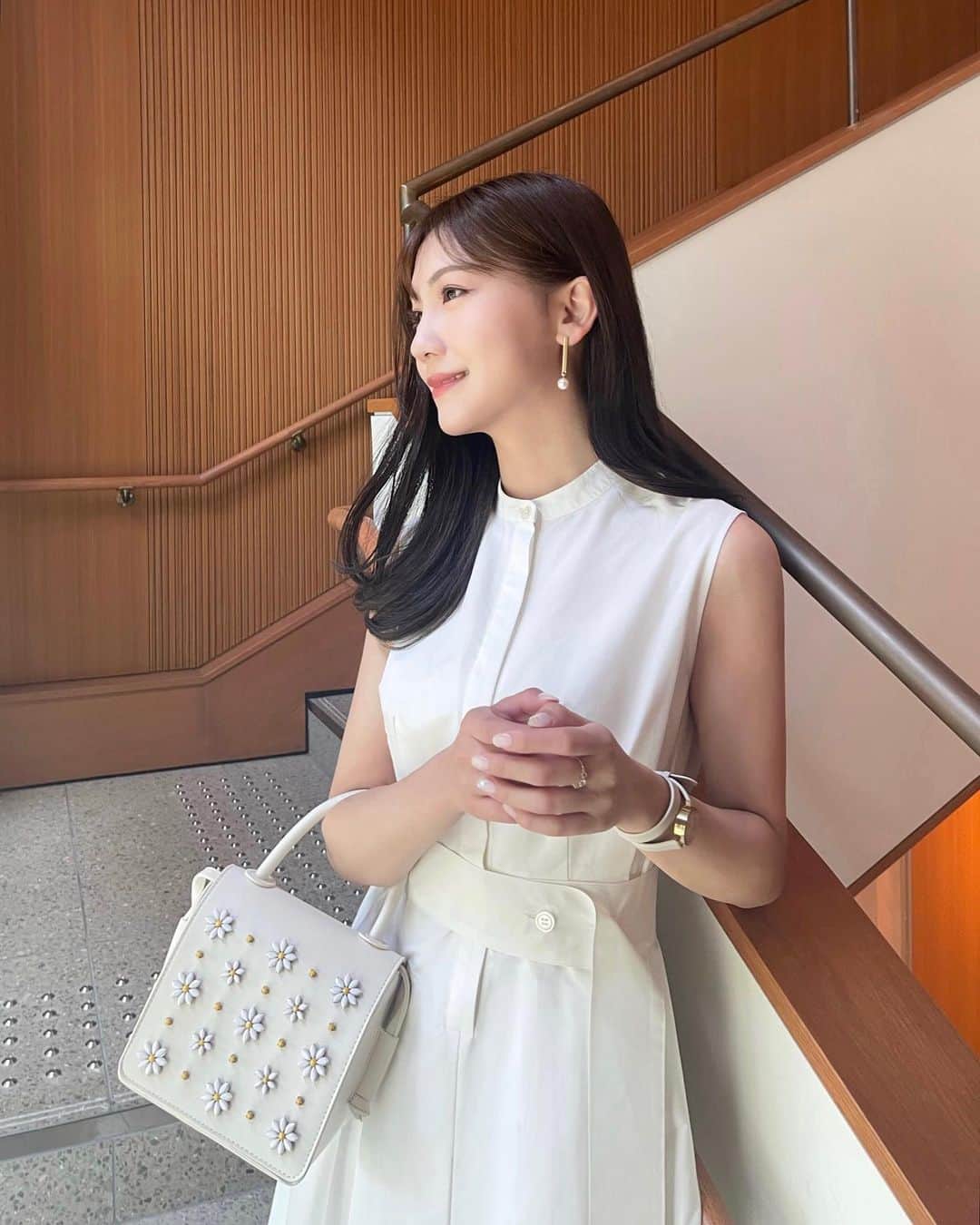 小嶋真子さんのインスタグラム写真 - (小嶋真子Instagram)「day off☕️✨ ⁡ 白ワンピースに合わせてTSURUのバッグをおろしました♡ デイジービジューが見るたび可愛い..🤤🌼」4月22日 19時48分 - makochan_2525