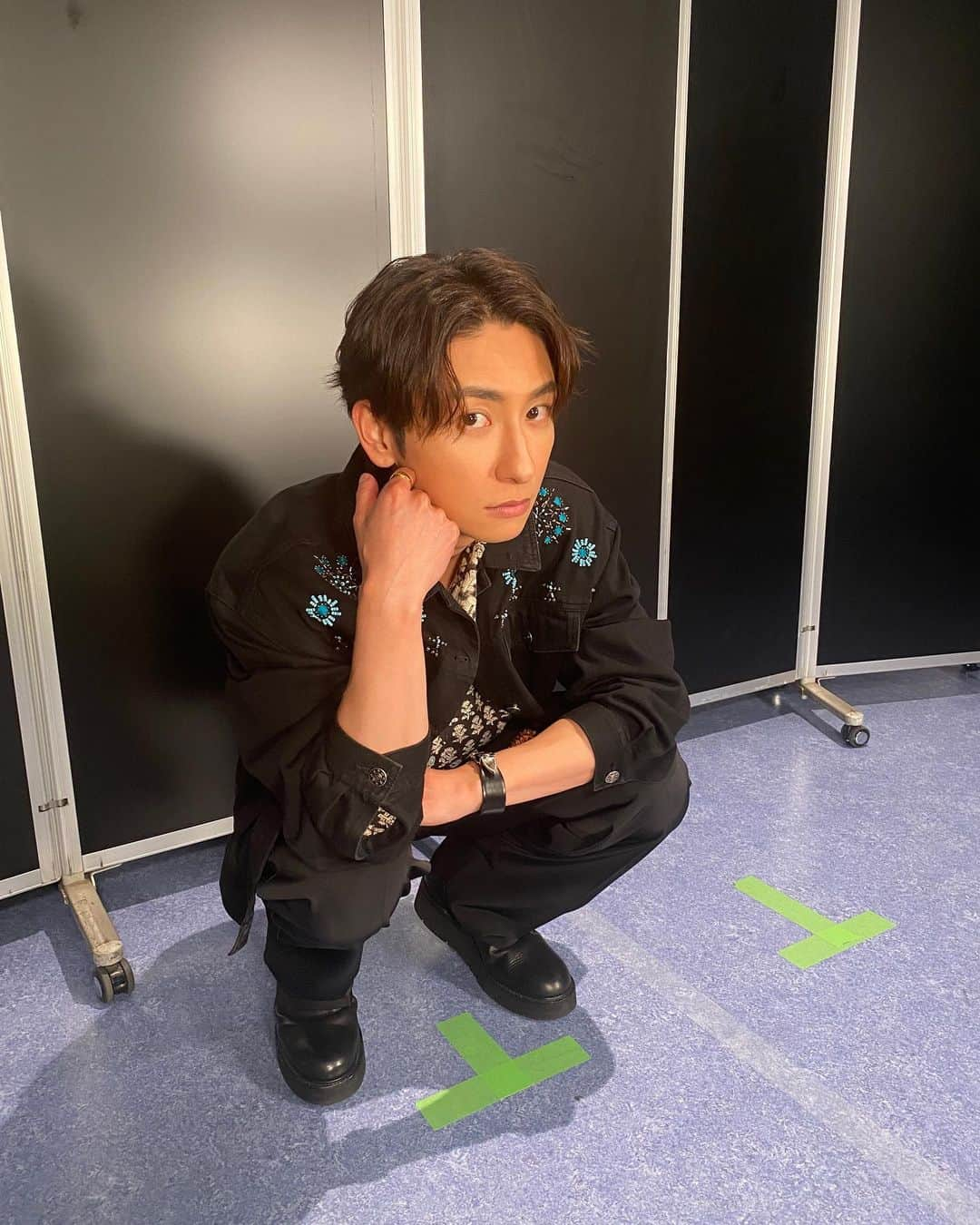 與真司郎のインスタグラム：「みなさん、こんばんは😃 カトシバです👍  宮城公演にお越しいただいたみなさま、 ありがとうございましたー👏  来週は、広島公演です😆 会場でお待ちしております🤲  #與真司郎 #SHINJIROATAE #カトシバメセン #TS2023 #特典会整列準備中にパシャリ #大人の色気 #ハグでーーーす！ #握手でーーーす！」