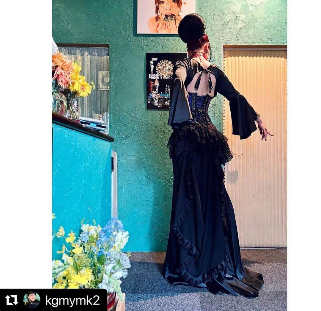 のインスタグラム：「#Repost @kgmymk2 with  リポストさせていただきます、  さくら様 お誕生日おめでとうございます🌸🖤  SMスナイパーEVE創刊号での 衣装協力から→ユリイカさん！  長いご縁嬉しい気持ちでいっぱいです。  いま思い出しましたが、 ドレスのコレクション名が 【ラ・サクラ・ノアール】黒い桜でした。  そのまま今宵のさくらさんですね🖤  これからもかわいい笑顔＋ 癖になるPAINで皆を刺激して下さい 🫶⚡️  ・・・ Viva!!さくら誕★ 今日の さくらは全身 Baby Doll Tokyoクラシック！だよ〜❤︎ 素敵！ 私が最初にミラノさんのお店で買ったドレスとコルセットです。それにバッスルを＋しました。似合ってる〜(^^) さくら誕開始前に入り口でさくっと撮った写メ（シブちゃんが悪目立ちしとる…😂）。 #saloneurekatokyo #ika嬢 #babydolltokyo」