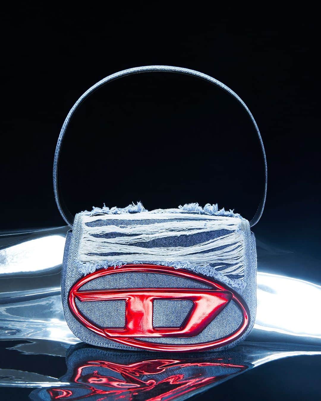 ディーゼルのインスタグラム：「Diesel exclusive for @TheOfficialSelfridges.   The 1DR bag in raw, shredded denim with signature Oval D hardware in electric red is one of three styles available exclusively at @TheOfficialSelfridges.   #ForSuccessfulLiving」