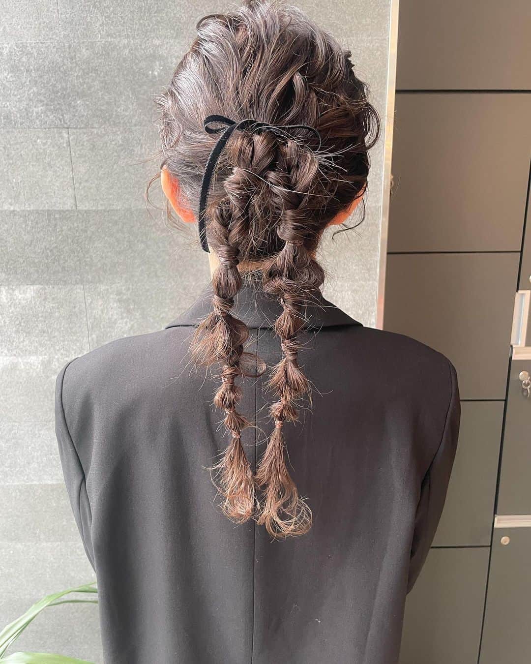 YUMIKOのインスタグラム：「19ミリ巻きベースが可愛いアレンジ☺︎  お洒落でした〜  #結婚式ヘアアレンジ#札幌美容室#札幌美容師#sknow#ヘアアレンジ#お呼ばれヘア#결혼식#헤어#좋아요#卒業式ヘア#홋카이도 #札幌ヘアアレンジ」