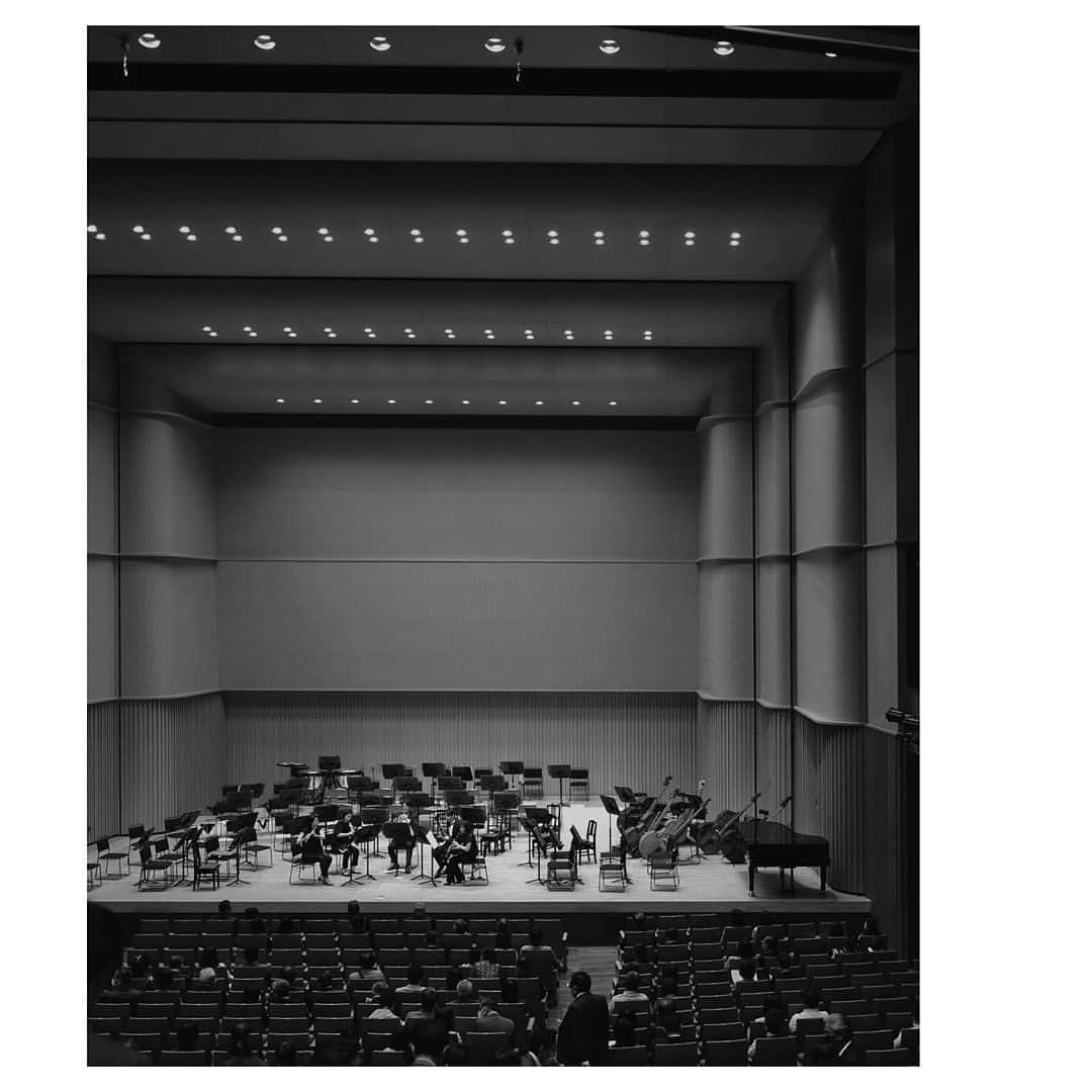 JUNNAのインスタグラム：「🎻  🎼 Mozart:The Magic Flute K.620,Overture  🎼 Beethoven:piano Concerto No.4 in G Major Op.58  🎼 Beethoven:symphony No.7 in A Major Op.92  conductor/ Masahiko Enkoji piano/ Tomoharu Ushida nagoya Philharmonie Orchestra  静けさの中、雪の上をそっと歩く様な繊細なタッチに息を呑み、鍵盤の上を舞い踊る指から弾き出される迫力ある音に心臓が高鳴る  帰りの車中、二人の鼻唄はモーツアルト  dress/ @maisontherow  heels/ @louboutinworld  bag/ @hermes  necklace/ @cadan._____ by @minori._________   #only#クラシック#オーケストラ」