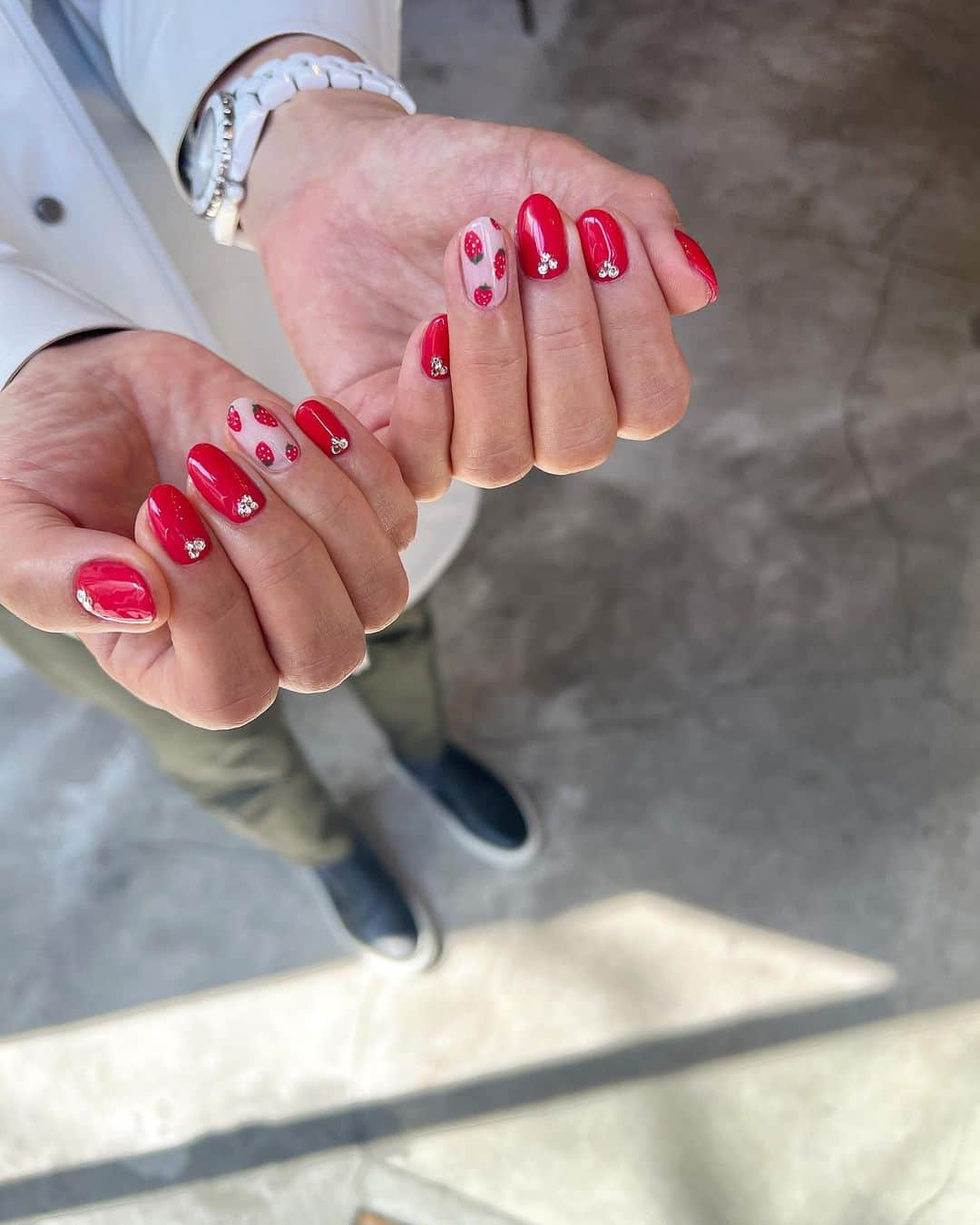 Kana Kobayashiさんのインスタグラム写真 - (Kana KobayashiInstagram)「毎年恒例の、マカロン🐶とのイチゴ狩り🍓ネイル✨ #nails #イチゴ狩り #苺ネイル #ネイル #ネイルアート #ネイルデザイン #東京ネイルサロン」4月22日 19時59分 - anela_kana