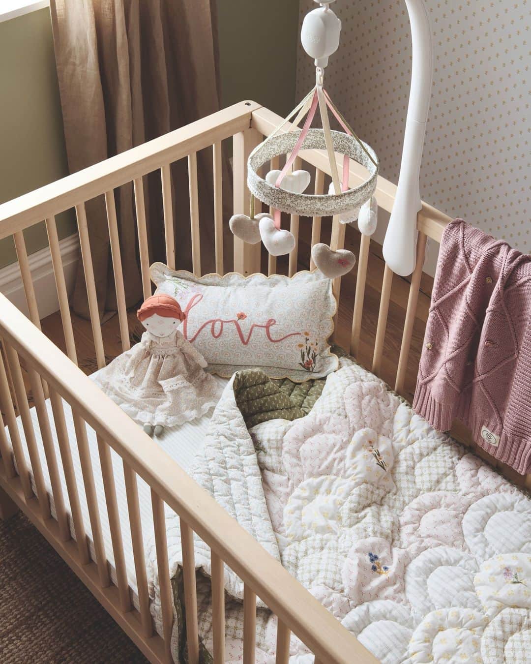 ローラアシュレイのインスタグラム：「Create a calming sanctuary for your little one with our @mamasandpapas collection.⁣ ⁣ Featuring iconic Laura Ashley prints from the archive, re-imagined for future generations, this vintage-inspired selection of nursery decor and soft toys will make the perfect addition to your little ones' room.⁣ ⁣ Now available online and instore at @mamasandpapas⁣ ⁣ 🔎 Small Knitted Blanket⁣ 🔎 Green Cushion⁣ 🔎 Green Quilt⁣ 🔎 Musical Mobile⁣ 🔎 Dress Up Doll - Poppy」