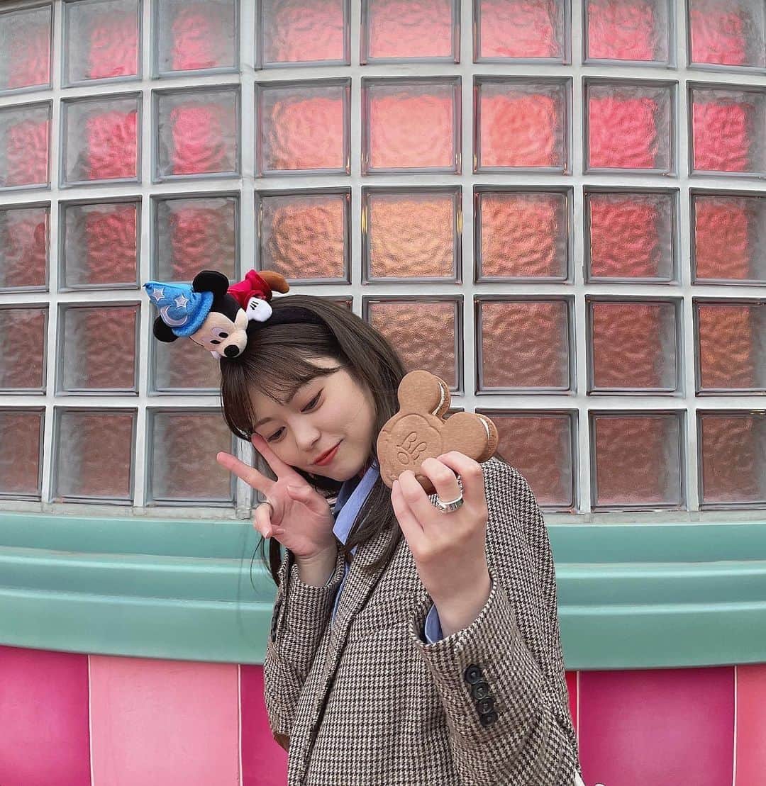 前田亜美のインスタグラム：「. . ディズニーランド40周年🌈🏰💭. . . 私の大好きな場所🤍.  たくさん食べてたくさん歩いてたくさん笑った*.+ﾟ. . パレードもみれたし最高だった！！！ . . AKB48が主題歌を務めた『シュガーラッシュ』。 私が当時AKBの時、あーみんそっくり？？！！とTVや記事に取り上げてもらったシュガーラッシュのヴァネロペちゃんが今回パレードに登場してるんだあ！！ 日本にもやってきてくれてなんだか嬉しかったーーーー🤍🤍 . .  . 40周年かぁ、、、🌈✨️ この先たくさん周年祝いたいよ！！！！！祝わせてね！！！！ディズニーさん！！！🤍🤍🤍. . .  これからもたくさん楽しむからね！！！🫰🏻💘笑. . . 年パス早く復活しないかなぁ〜欲しいなぁ🥹  #ディズニーランド  #ディズニーランド40周年  # #ハーモニーインカラー  #ドリームゴーラウンド」