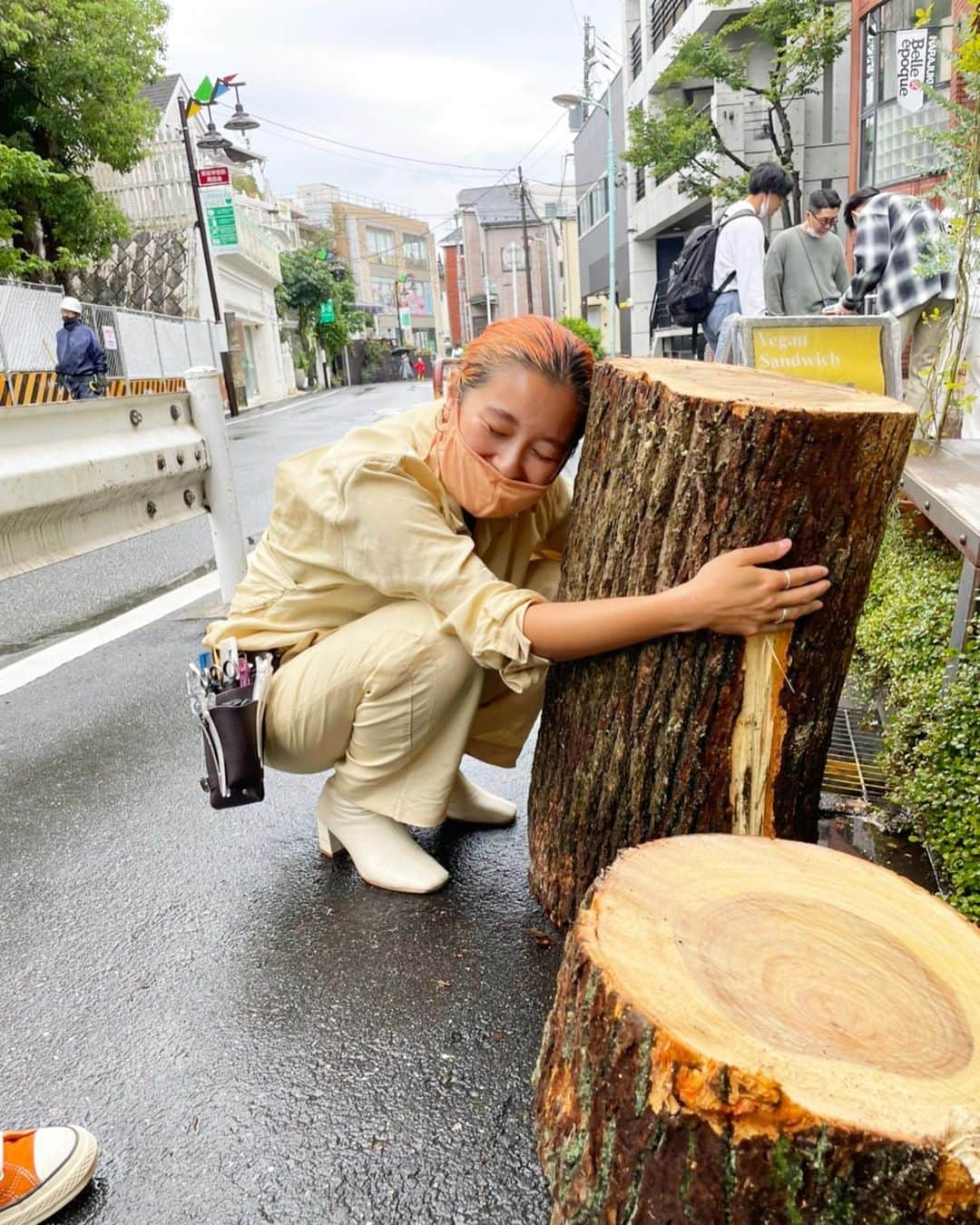 中島潮里さんのインスタグラム写真 - (中島潮里Instagram)「#神宮外苑の樹木伐採に反対します  . 本当に必要でしょうか？ . 2021年9月にwhyteの前の木々が切り倒され、現在渋谷区の施設が建設中です。 毎日感謝していた木々がなくなっていく瞬間は木々だけでなく、そこの土に住んでいた虫達、木々にとまる鳥達、いろんな悲鳴が聴こえました。 ただそこには施設ができるということで建設会社や渋谷区に掛け合いましたが、施設を必要とされる方がたくさんいらっしゃるという現実を理解して状況を飲み込みました。 せめて、切られてしまった木がそばにあってほしいと思い、工事の方に聞いてみると快く切ってくださいました。 なので今はwhyteの前から中にやってきて見守ってくれています🌳　 . 木を切ることがすべていけないわけでなく、切ることで循環されることもあります。 はたして、 神宮外苑の木々達は本当に切られるべきなのでしょうか？ 私は商業施設の為に木々が切られてしまうことは反対なので、このような投稿をします。 ネット署名もございます。 去年から伝え続けておりますが、切る必要はないと考えます。 . . #神宮外苑いちょう並木#神宮外苑イチョウ並木#外苑前いちょう並木#森林伐採」4月22日 20時00分 - whyte_shiori