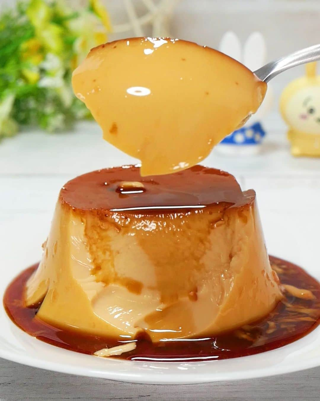 ひろまるのインスタグラム：「【材料3つ】マグカップで作るつるつるなめらかプリン 【with 3 ingredients】 Pudding made from a mug  今回は材料3つで作るプリンで、オーブンは使わずに鍋で作るお手軽なプリンです。 しかもマグカップを使うのでプリン用の容器もいらないので作りやすいと思います。  ゴールデンウィークの時間がある時にでもチャレンジしてみて下さいね🍮  A classic pudding that has been around for a long time for pudding lovers.  【Ingredients】1 mug ※This time I made it with 3 mugs. (Caramel sauce) 1tbsp　Granulated sugar 1/2tsp　water 1/2tsp　Hot water　 (Fran liquid) 1　Egg  2tbsp Granulated sugar 120ml Milk   【材料】マグカップ1個分 (カラメルソース) グラニュー糖　20g 水　　10ml 熱湯　10ml (プリン液) 卵　1個 グラニュー糖　25g 牛乳　120ml   【作り方】 ①カラメルは鍋にグラニュー糖と水を入れて中火くらいにかけて、茶色になったら火を止めて熱湯を入れる。 ※カラメルにお湯を入れる時に飛び散ることがあるのでヤケドに気をつけてください。  ②器に卵、グラニュー糖を入れて卵白を切るようによく混ぜます。  ③カラメルソースを作った鍋に牛乳を入れて沸騰直前まで温めます。  ④②に③の牛乳を加え良く混ぜて、マグカップに茶こしでこしながら入れます。  ⑤マグカップにアルミホイルをかぶせて、約80℃のお湯をマグカップの半分くらいまで入れた鍋に入れてフタをして弱火で15-20分温めます。 ※竹串を刺して生のプリン液が出てこなければ大丈夫です。  ⑥プリンカップからプリンをお皿に出します。 (カップとプリンの間に小さなパレットナイフか竹串を入れて空気をいれてプリンカップに出します。)  #プリンレシピ #たまごレシピ #手作りスイーツ #スイーツ #sweets #簡単プリン # #Pudding手作りおやつ #簡単おやつ #カスタードプリン  #hiromarucooktv」