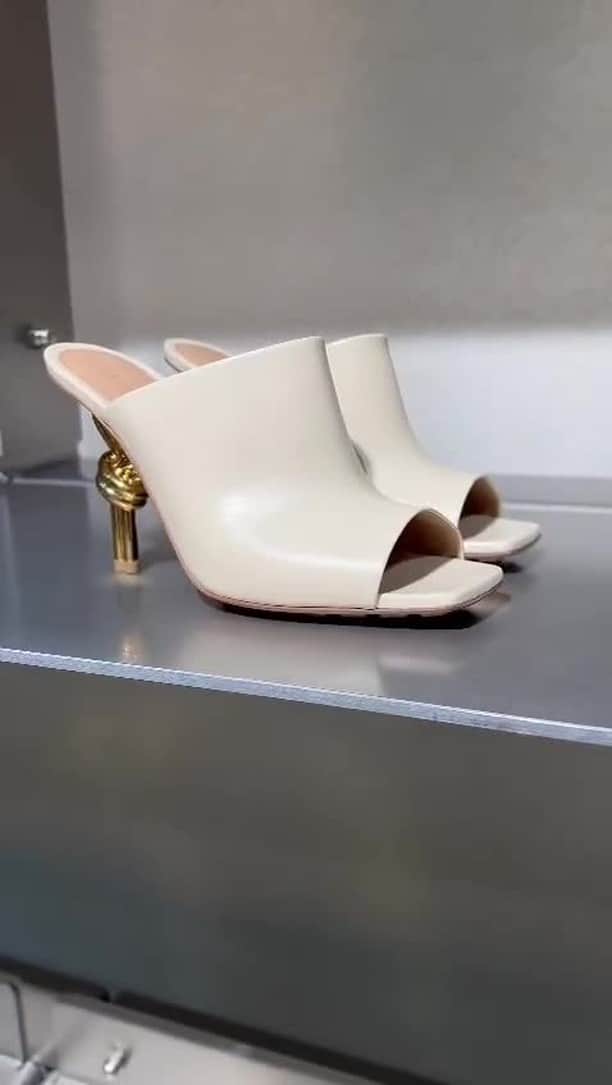 Harrodsのインスタグラム：「A little tied up RN 🤍  Find all sorts of #BottegaVeneta distractions in Shoe Heaven on the Fifth Floor.  #Harrods #HarrodsFashion」