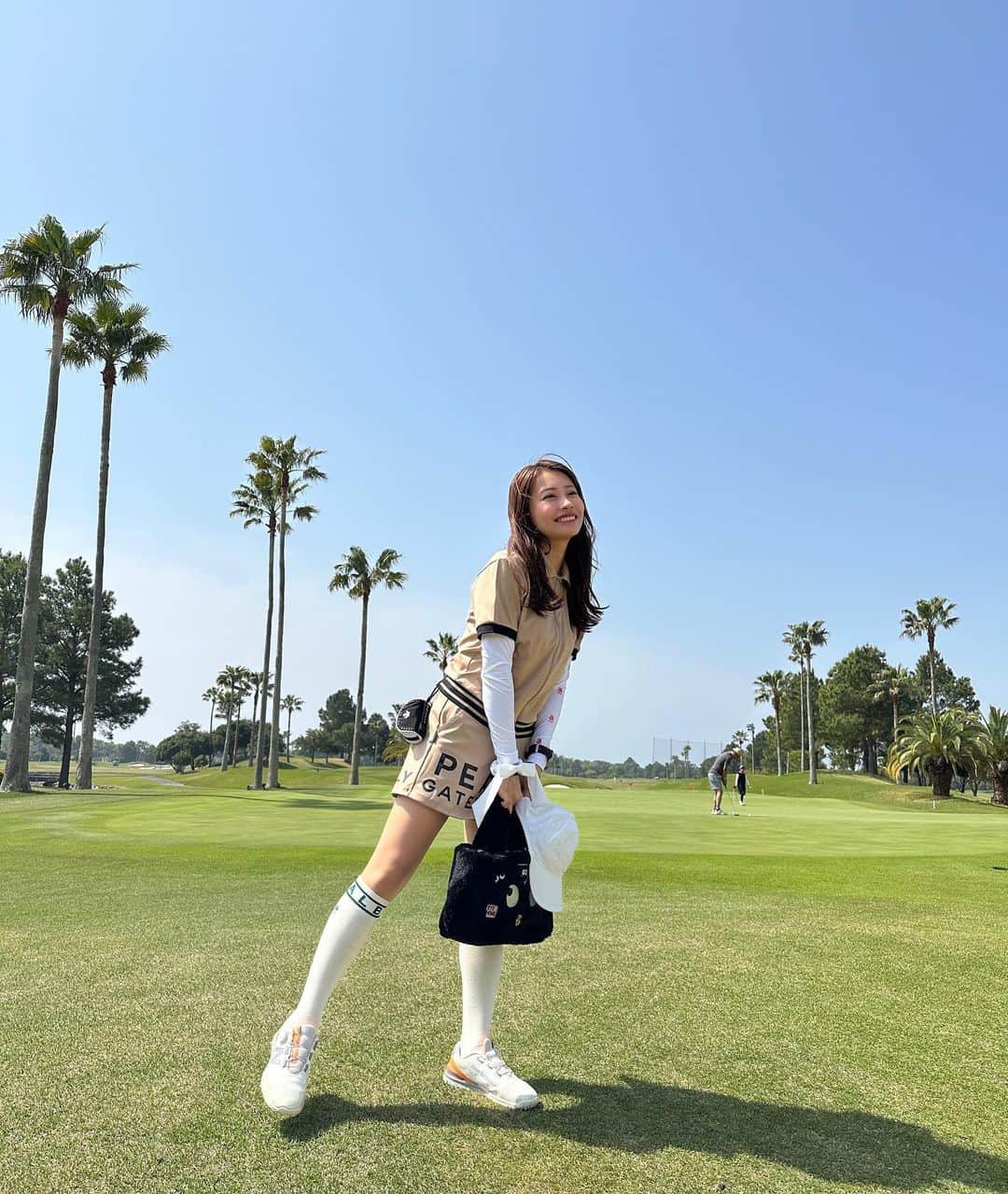 高木由梨奈のインスタグラム：「韓国で買ったゴルフウェア🇰🇷♡ @pearlygates_korea でTWICEがモデルだから欲しかったの😚 ジヒョ様が着用していたウェアにしたよ✌︎ 可愛いし楽ちんだし使いやすくてお気に入り🛍️  スコアは大変なことになったけど、ウェアが可愛いからいっか〜😉笑  #ゴルフ女子  #ゴルフコーデ #ゴルフウェアレディース #ゴルフ初心者 #パーリーゲイツ #パーリーゲイツ女子 #韓国ゴルフウェア」