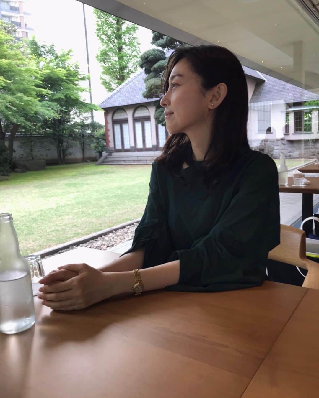 小橋めぐみのインスタグラム：「菊池寛実記念智美術館にて「河本五郎　反骨の陶芸」を鑑賞後、併設のカフェ「茶楓」で、母とのんびり。 高層ビルに囲まれた都会のオアシス。 初めてこの美術館とカフェを訪れた母、 こんな素敵なカフェがあったのね🥹 と、感激していました。  あんバターサンドと、青ほうじ茶を。 青ほうじ茶とは、その年に茶葉を摘み始める時期の一番最初に摘まれ、旨味が多い一番茶のみを使用して、 独自の青焙じ手法にて仕上げたお茶だそう。通常緑茶として飲まれる茶葉をほうじ茶へ加工した、日本でもなかなか味わえないほうじ茶。 緑茶の風味を感じつつ、ほうじ茶として飲みやすく、茶葉の旨味を感じる味わいになっています、とのこと。 とっても爽やかで美味しくて、 お家でも飲みたくなってしまいました。 風に揺れる青もみじが眩しくて、 なんだか可愛らしくて、 しばらく眺めていました。 美術展については、また改めて！  #カフェのある美術館 #菊池寛実記念智美術館 #art」