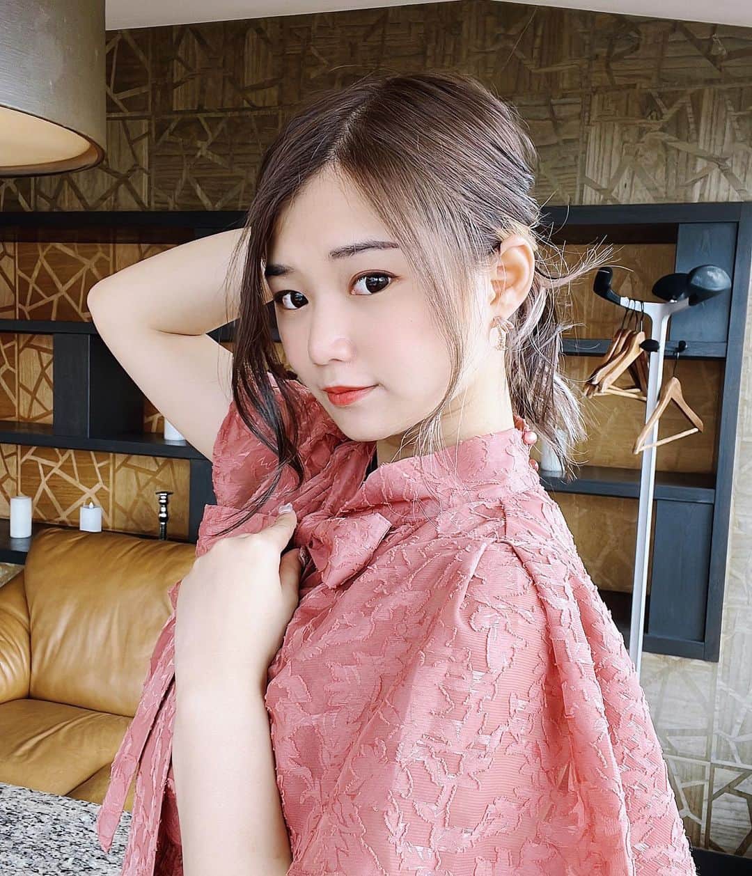 藤高つばさのインスタグラム：「. 撮影会ありがとうございました❤️ . 昨日まで、めっちゃ暖かかったのに 朝起きたら極寒、、、😕❄️ 急遽！衣装を変更したんだけど 新しいワンピ好評で嬉しかった💓 . インナーカラーが絶妙にポニテを 邪魔してるけどアップスタイルもあり？ . . #ワンピースコーデ  #アップスタイル #model」