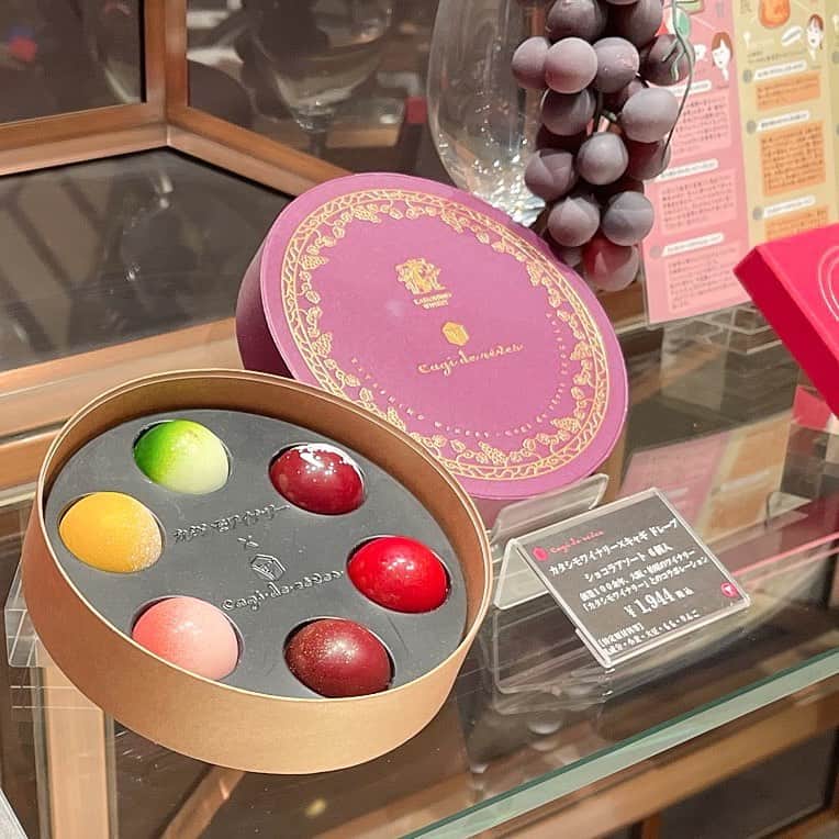 市川歩美さんのインスタグラム写真 - (市川歩美Instagram)「大阪で必ず立ち寄るチョコレート店「キャギ ド レーブ」の「キャラメルカディナ」です。  オープン当初から変わることなく美味しいチョコレートを作り続けるブランドとして、私は信頼をおいています。  カギをモチーフにしたチョコレートがいろいろあって素敵ですが、こちらは4種のボンボンショコラとカカオ分の異なるチョコレートの鍵のセット。  おいしいですよー、そしてきれい。心の鍵がひらきそう！！🥰  大阪の素材を使ったチョコレートがいろいろあるのも面白いです。大阪のワインを使ったボンボンショコラもとても美味、おすすめ。  #チョコレート #チョコレート大好き #チョコレート好き #ショコラ #チョコレート好きと繋がりたい #キャギドレーブ #松屋町 #chocolate  #ilovechocolate  #chocolat #chocolatelovers  #chocolate #大阪のチョコレート専門店」4月22日 20時08分 - ayumichocolat