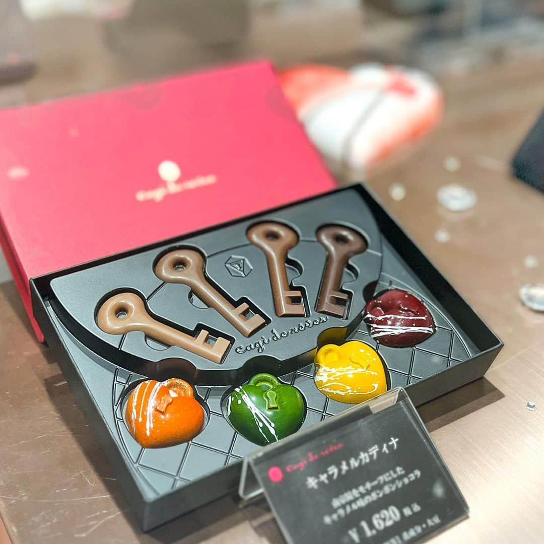 市川歩美さんのインスタグラム写真 - (市川歩美Instagram)「大阪で必ず立ち寄るチョコレート店「キャギ ド レーブ」の「キャラメルカディナ」です。  オープン当初から変わることなく美味しいチョコレートを作り続けるブランドとして、私は信頼をおいています。  カギをモチーフにしたチョコレートがいろいろあって素敵ですが、こちらは4種のボンボンショコラとカカオ分の異なるチョコレートの鍵のセット。  おいしいですよー、そしてきれい。心の鍵がひらきそう！！🥰  大阪の素材を使ったチョコレートがいろいろあるのも面白いです。大阪のワインを使ったボンボンショコラもとても美味、おすすめ。  #チョコレート #チョコレート大好き #チョコレート好き #ショコラ #チョコレート好きと繋がりたい #キャギドレーブ #松屋町 #chocolate  #ilovechocolate  #chocolat #chocolatelovers  #chocolate #大阪のチョコレート専門店」4月22日 20時08分 - ayumichocolat