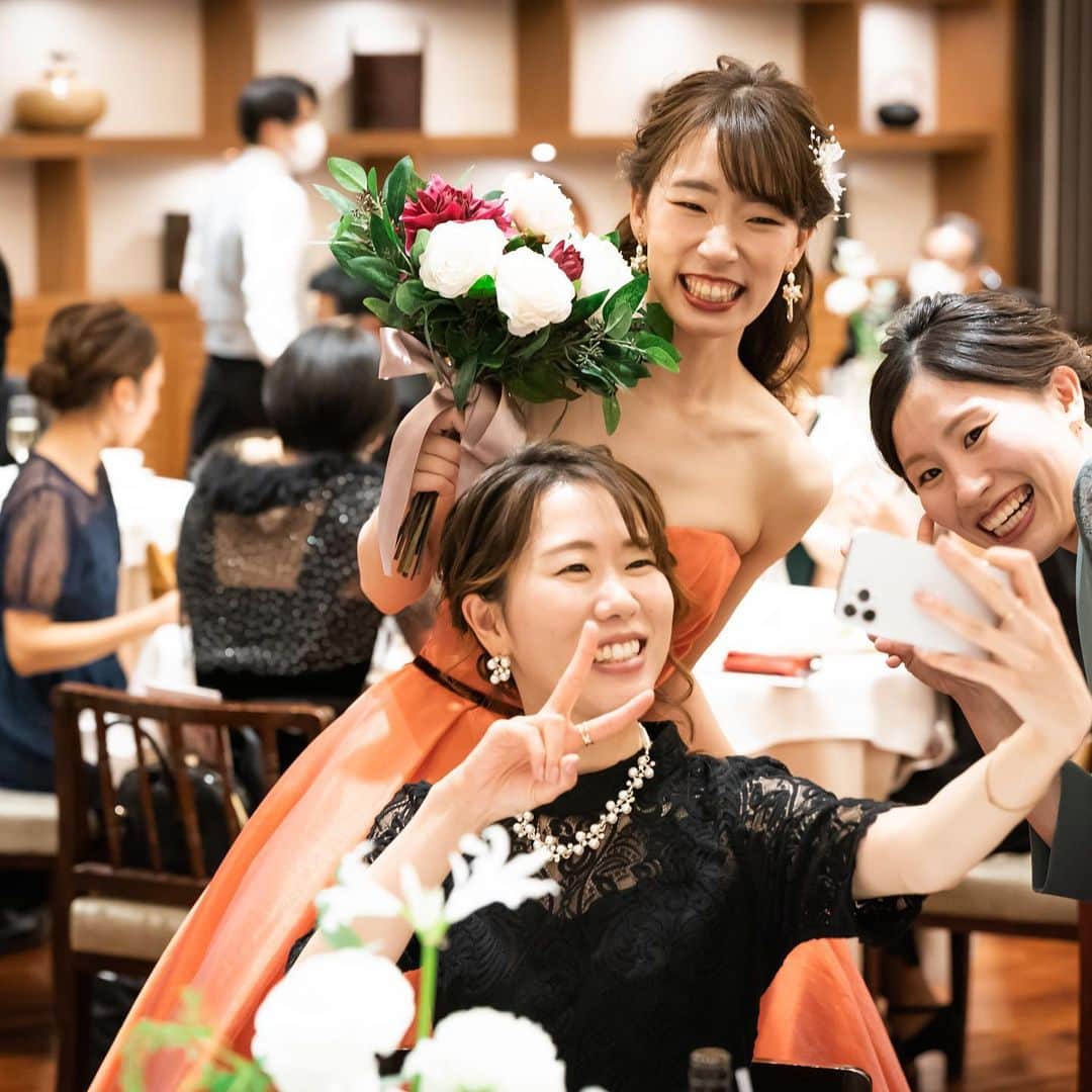 KIYOMIZU京都東山 公式さんのインスタグラム写真 - (KIYOMIZU京都東山 公式Instagram)「. 大学時代にお付き合いをスタートさせたおふたり。 結婚式にお越しくださる方は、共通の友人も多く おだやかでほっこりとした時間をゲストに過ごしてほしい  家族や今までお世話になった方への感謝の気持ちが 少しでも伝わるような結婚式になればと 準備をすすめてこられました  【CEREMONY】 「これまで育ててくれたご両親へ 感謝の気持ちを伝えたい」と 親御様参加の演出を取り入れました。 新郎様はお母様よりジャケットセレモニーを 新婦様はお母様にベールダウン・お父様にエスコートを頼み 親御様へいままでの感謝を込めて セレモニーをすすめました  【PARTY】 今までお世話になった親しい人たちばかりだからこそ 堅苦しくなく穏やかであたたかい時間が過ごせるように 歓談や、各卓写真のようなゲストと ゆっくりお話できる時間を長く、 友人スピーチでは懐かしい思い出話を… 思い出話に花を咲かせ、あたたかく ほっこりとした時間になりました  また、ゲストと盛り上がる演出として ドレス色あてクイズを開催！ 再入場前に色とりどりのペンライトをもっていただき おふたりをお迎え。 正解は【オレンジ】ということで 曲は【オレンジレンジ】を使用！ BGMより会場も盛り上がり、 おふたりもキラキラの笑顔で登場し 一気に会場の温度が上がりました！  ----------------------  @kiyomizu_kyoto_higashiyama をフォローし 【#kiyomizu京都東山】で検索してくださいね❖  #スタイルズ花嫁 #KIYOMIZU京都東山 #KIYOMIZU花嫁 #ブライダルハウスtutu #シェアーズヘアメイク #京都花嫁 #京都結婚式 #京都婚 #京都結婚式場 #卒花嫁 #プレ花嫁 #結婚式レポ #披露宴レポ #結婚式レポ #結婚式演出 #結婚式ムービー #エンドロール #エンドロールムービー #秋婚 #冬婚」4月22日 20時08分 - kiyomizu_kyoto_higashiyama